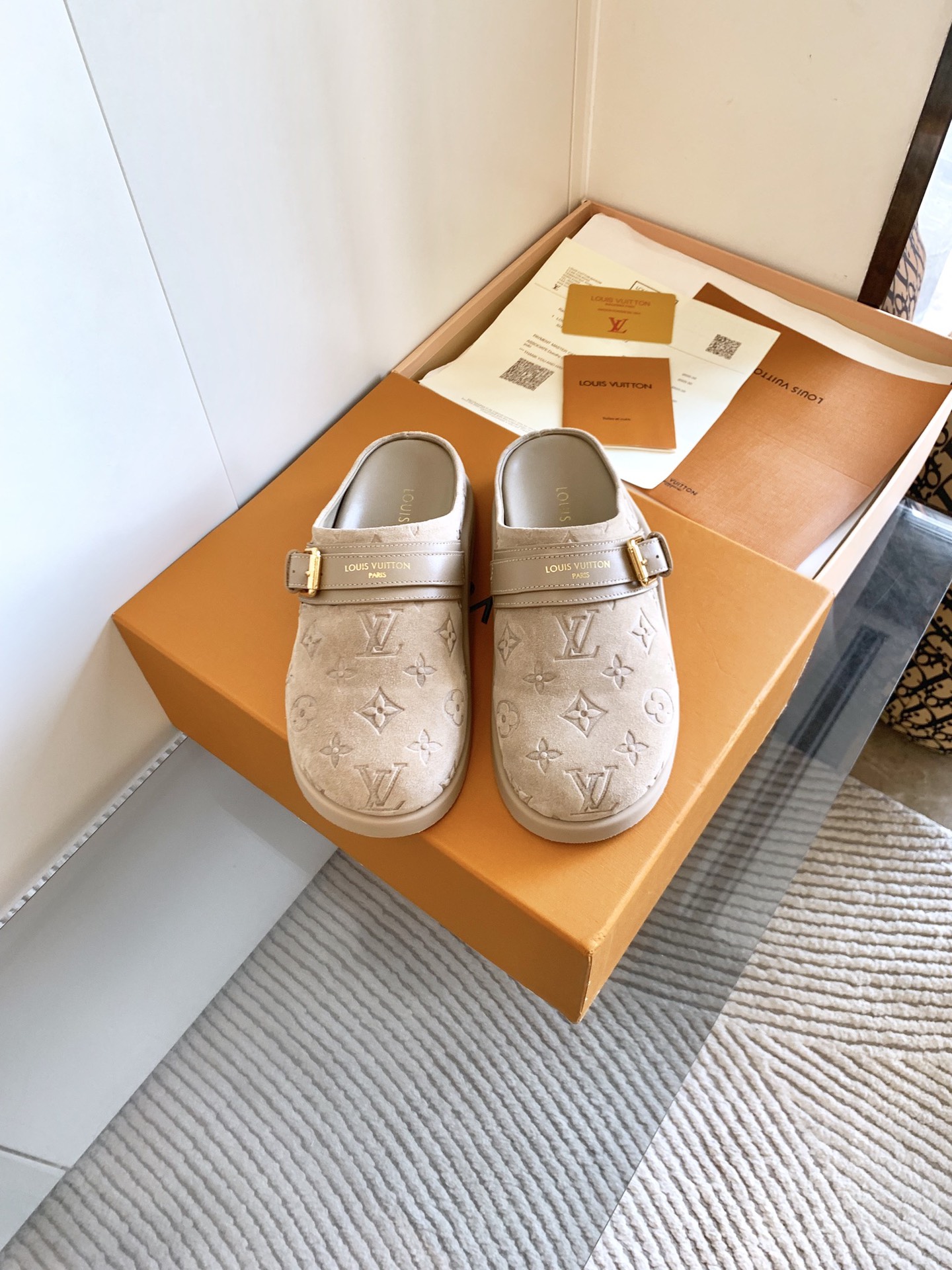 NO:406084,L Donkey Baotou Slippers 2025 Spring and Summer Latest Series... [Couple Colored Embossed Sneakers] High-end lazy style, never tired of looking at it, full of fashion!  Feel the details carefully Fabric: Original mold opening C pressure Inner: Sheepskin Midsole: Original mold opening foam Large sole: Original mold opening Number of codes: Women's code 35-40 (40 customization). Men's code 38-45 (45 customization), semi-drag, louis vuitton, slippers, sheepskin19860909L驴包头拖鞋  2025春夏最新爆款系列……【情侣彩色压花凉拖】 高级慵懒风,百看不厌款、时尚度拉满！细节用心感受 面料:原版开模C压 内里:羊皮 中底:原版开模发泡 大底:原版开模 码数:女码35-40（40定制）.男码38-45（45定制）,半拖,louis vuitton,slippers,sheepskin,Women's Shoes