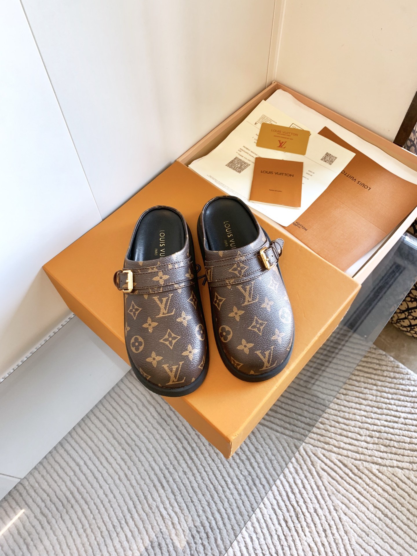 NO:406082,, L Donkey Baotou Slippers 2025 Spring and Summer Latest Series... [Couple Colored Embossed Sneakers] High-end lazy style, never tired of looking at it, full of fashion!  Feel the details carefully Fabric: Original mold opening C pressure Inner: Sheepskin Midsole: Original mold opening foam Large sole: Original mold opening Number of codes: Women's code 35-40 (40 customization). Men's code 38-45 (45 customization), semi-drag, louis vuitton, slippers, sheepskin19860909、 L驴包头拖鞋  2025春夏最新爆款系列……【情侣彩色压花凉拖】 高级慵懒风,百看不厌款、时尚度拉满！细节用心感受 面料:原版开模C压 内里:羊皮 中底:原版开模发泡 大底:原版开模 码数:女码35-40（40定制）.男码38-45（45定制）,半拖,louis vuitton,slippers,sheepskin,Women's Shoes