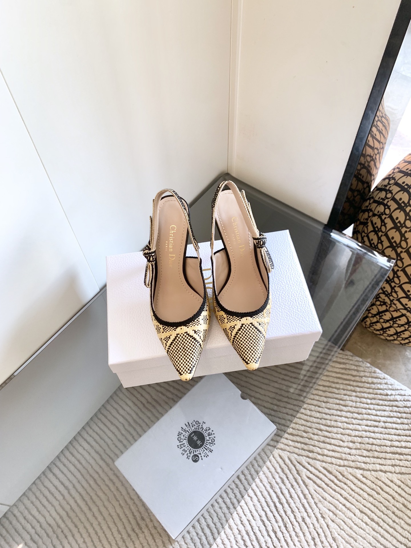 NO:438925,, J'ADIOR webbing back empty sandals Dior Spring and summer latest color Quake Oblique jacquard embroidery letter logo high heel bow color combination women's shoes top high-end version of the market Material high-temperature water-soluble electric embroidery technology fabric + sheepskin lining + Italian leather outsole Standard size 33-44 (flat sole 1.5cm medium heel 6.5CM/high heel 9.5CM) (33.34.40.41.42.43.44 custom made, no return or exchange), high heels sandals, dior, dior, sandals, high heels, sheepskin, Leather soles19860909、 J‘ADIOR织带后空凉鞋 迪奥 Dior 春夏最新色Quake Oblique 提花刺绣字母logo高跟蝴蝶结拼色女鞋 市场顶级高端版本 材质高温水溶电绣科技面料+羊皮内里+意大利真皮大底 码数标准码33-44(平底1.5cm中跟6.5CM/高跟9.5CM)(33.34.40.41.42.43.44订做,不退不换）,高跟鞋凉鞋,dior,dior,sandals,high heels,sheepskin,Leather soles,Women's Shoes