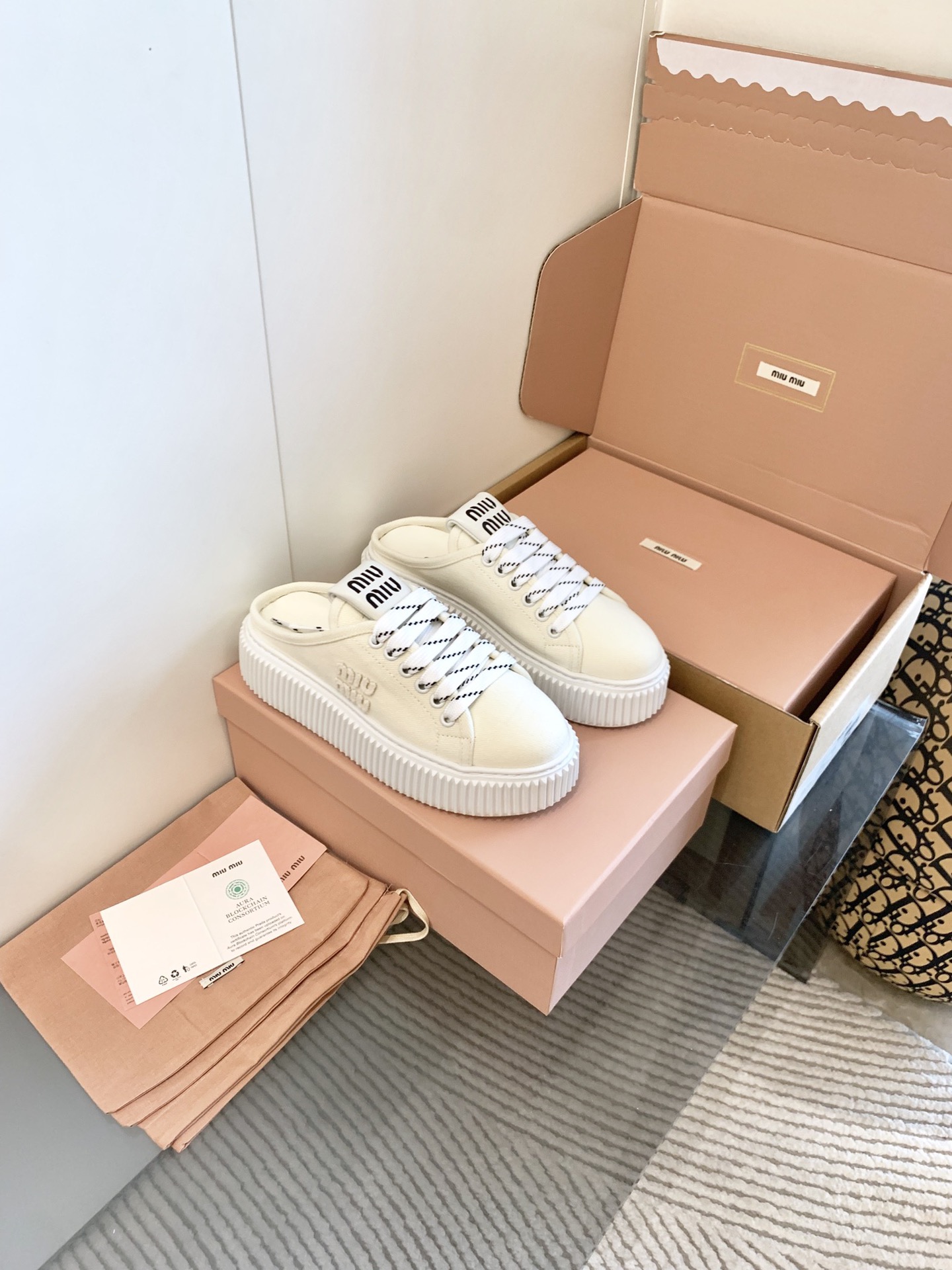 NO:438914,, miumiu purchasing grade new 25A canvas sneakers. It makes sense that this pair of shoes is so popular. It is really comfortable. It is a shoe that coexists with comfort, beauty and versatility. It can easily go 10,000 or 20,000 steps without any pressure. The original development last is delicate and stylish. It is not afraid of wide feet. It will not make your feet fat. It looks good and comfortable!  It feels very light when worn!  Comfortable and breathable!  Super white, it's really amazing. The upper is soft and elastic sole breathable canvas. The sole is 4cm. Exclusive. Original customization [Different market currency]. Size 35-40 (40 customization), casual shoes/sports shoes, miumiu, sneakers19860909、 miumiu代购级 新款25A帆布运动鞋 这双鞋那么火是有道理 真心太舒服了 属于舒适与美貌与百搭并存的一款鞋 轻松暴走一两万步毫无压力 原版开发楦型 秀气有型 宽脚也不怕 不会显脚肥,上脚好看又舒适！穿起来脚感非常轻盈！舒适透气！超级显白 真的是绝搭到爆炸 鞋面软弹鞋底透气帆布 鞋底4cm 独家 原版定制【区别市场通货】 码数35-40（40定制）,休闲鞋/运动鞋,miumiu,sneakers,Women's Shoes