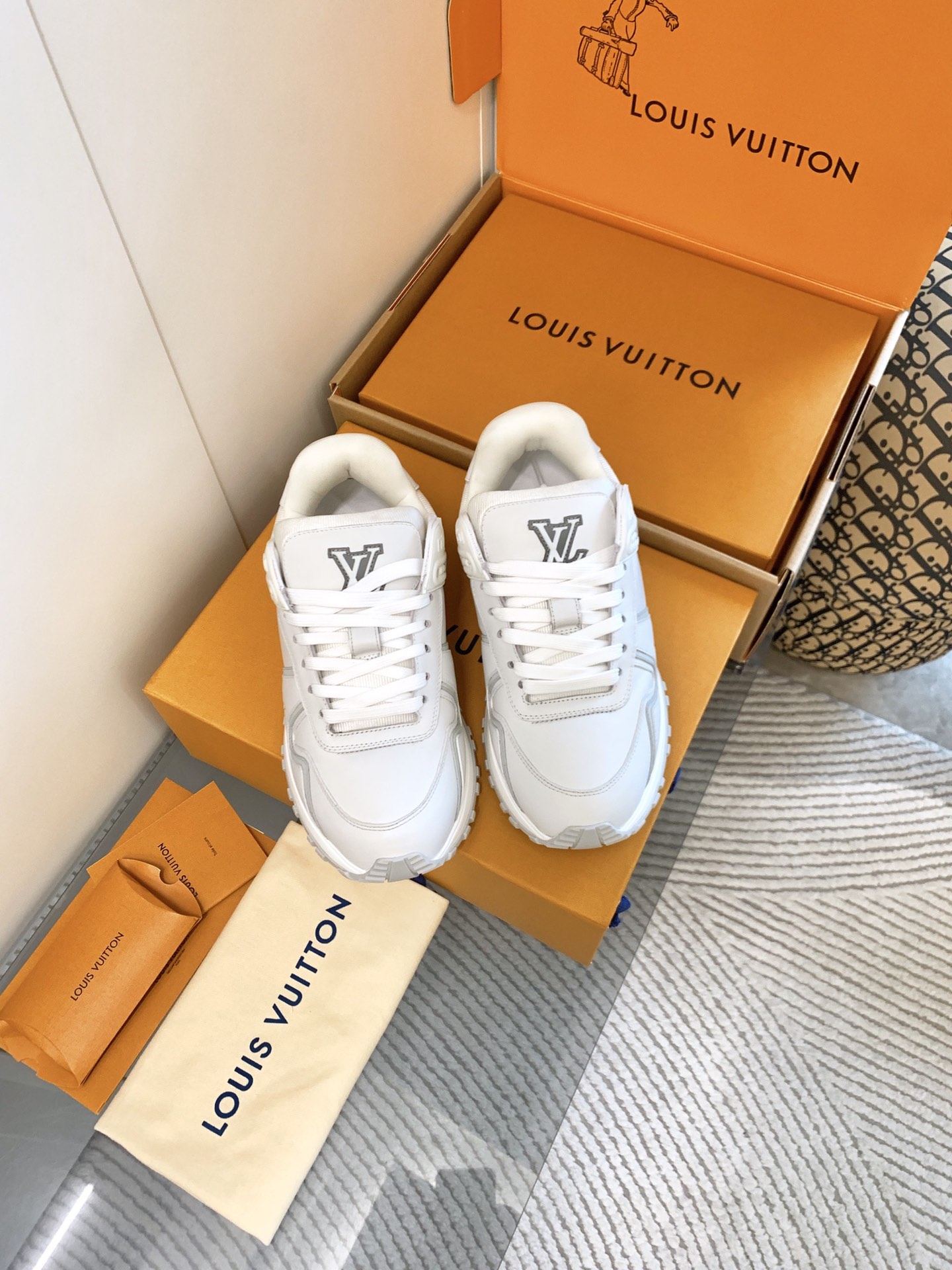 NO:438947,, men's style Focus on good quality - top-level production, real shots of white and black - Run Maxi Fat Ding sneakers/same style for men and women Original accurate CP!  Shoe shapes are infinitely close, good goods are available, fabric cowhide, original high-density mesh fabric inside, private model TPU sole Size women 35-40 (40 custom made no return or exchange) Men 39-45 (45 custom made no return or exchange) Gift box packaging matching, casual shoes/sports shoes, sneakers, cowhide19860909、男款 专注好品质——顶级出品 白色、黑色实拍—— Run Maxi 胖丁运动鞋/男女同款 原版精准cp！鞋型无限接近,好货出 面料牛皮,内里原版高密度网布,私模TPU大底 Size女35-40（40定做不退换） 男39-45（45定做不退换） 礼品盒包装配套,休闲鞋/运动鞋,sneakers,cowhide,Women's Shoes