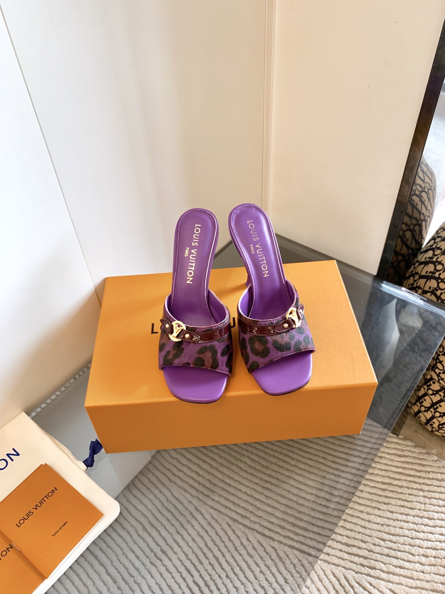 NO:438899,, LV ss25 new arrival~ L's 25 spring and summer single cat and drag tannin color paired with brown leather is so outstanding!  The beautiful kitten heel is just right, high-end classic sexy and comfortable, full of the must-have items that summer shoes can give you!  Material: Horse hair cowhide Inner: Full sheepskin footbed Outsole: Original outsole Shoe size: 35-41 (40.41. Custom made no return or exchange), high heels slippers, louis vuitton, louis vuitton, high heels, slippers, cowhide, sheepskin19860909、 LV ss25 new arrival～ L家25款春夏单猫跟拖 单宁色搭配的棕色皮质,也太出彩了！ 刚刚好的绝美小猫跟,高级经典性感舒适, 拉满了夏日美鞋能给的满分搭配必备单品！ 材料:马毛牛皮 内里:垫脚全羊皮 大底:原版大底 鞋码: 35-41(40.41.定做不退换),高跟鞋拖鞋,louis vuitton,louis vuitton,high heels,slippers,cowhide,sheepskin,Women's Shoes