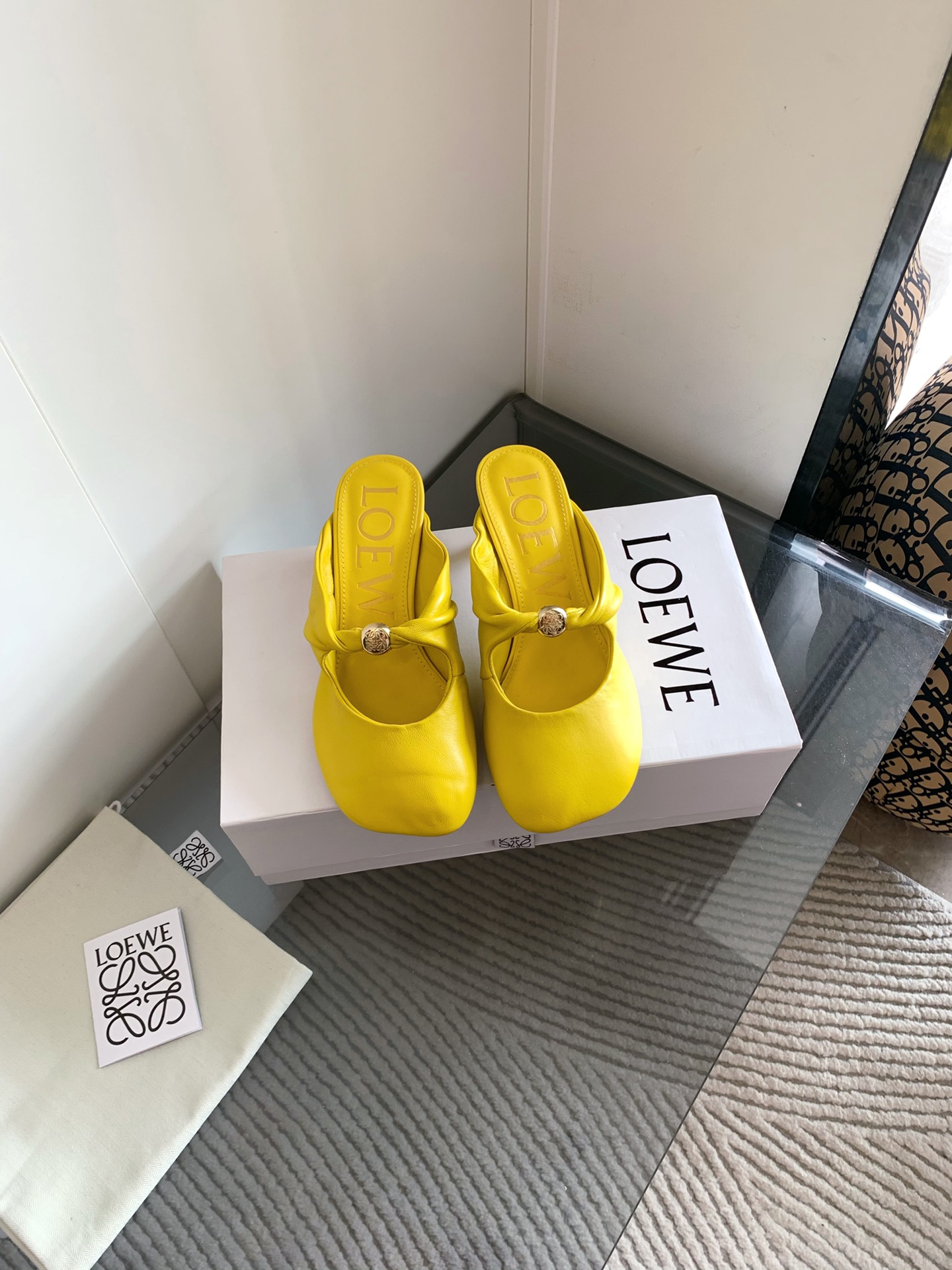 NO:439882,, top quality LOEWE 25ss super soft and glutinous and dumb same high heel half support This Pebble Soft is an elegant combination of ballet flats and mules, demonstrating the modern temperament of early autumn, made of super soft sheepskin, with Anagram letters as anti-slip. Hand-knitted soft Napa sheepskin upper, supplemented by minimalist support structure, creating a nude feeling that fits both feet, allowing you to walk for a day. Upper lambskin inner lambskin original custom patterned sole size 34-43 (34.40.41.42.43 custom non-return), semi-torque, loewe, flats, sheepskin19860909、顶级品质 LOEWE 25ss超软糯嘟嘟同款高跟半托 这款Pebble Soft 是芭蕾平底鞋与穆勒鞋的优雅结合,彰显出初秋的摩登气质采用超柔软羊皮打造,鞋底饰有 Anagram 字母起到防滑作用 手工扭结的柔软纳帕羊皮鞋面,辅以极简支撑结构,营造出贴合双足的裸感体验,让你行走一天都 鞋面小羊皮 内里小羊皮 大底原版定制花纹大底 码数34-43（34.40.41.42.43定制不退换）,半拖,loewe,flats,sheepskin,Women's Shoes