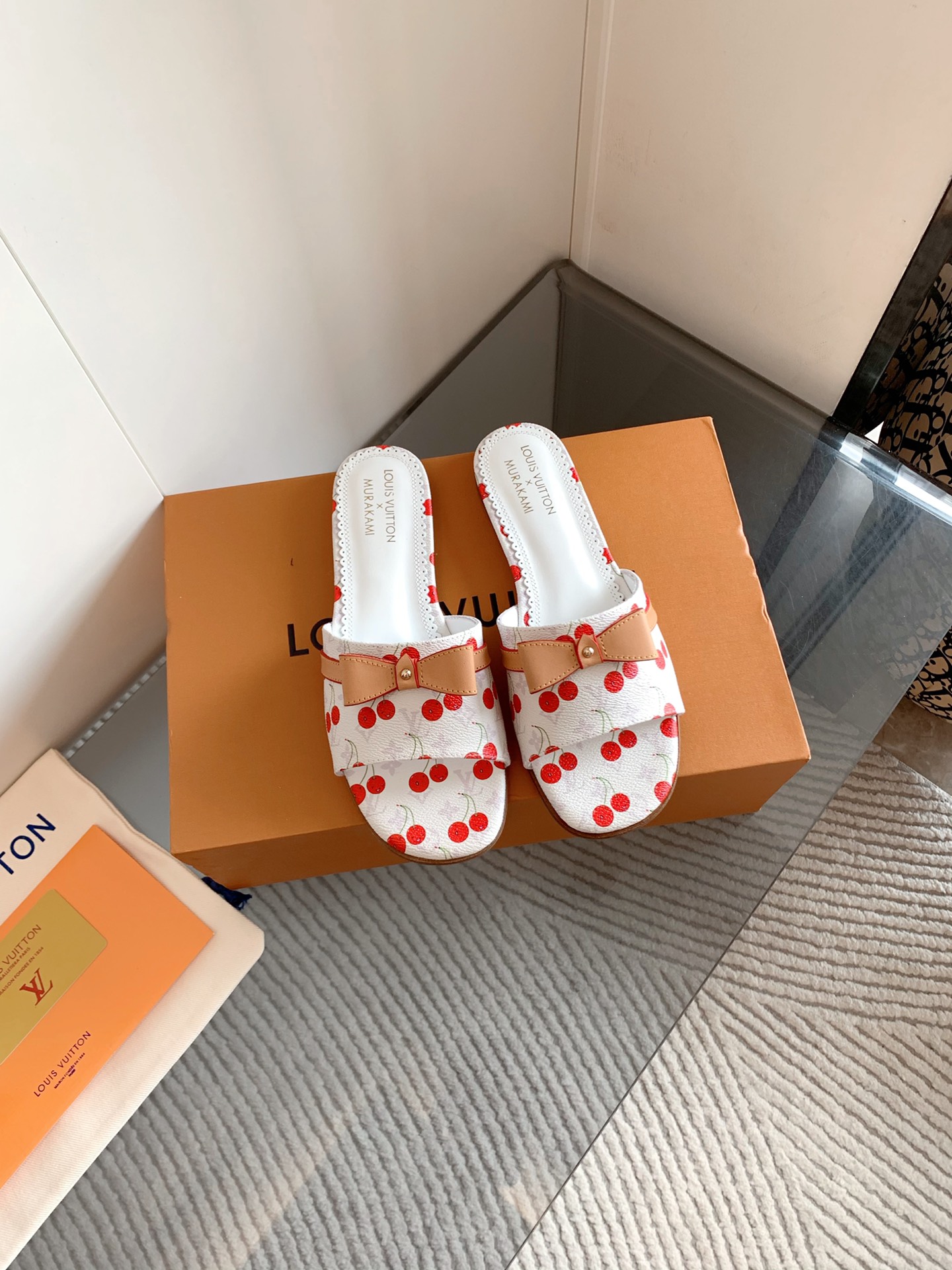 NO:439892,, LV ss25 new arrival~ L's 25 spring and summer single cat and drag tannin color paired with brown leather is so outstanding!  The beautiful kitten heel is just right, high-end classic sexy and comfortable, full of the must-have items that summer shoes can give you!  Material: cowhide, inner lid: full sheepskin, outsole: original outsole, shoe size: 35-41 (40.41.42, custom made, no return or exchange), slippers, louis vuitton, louis vuitton, slippers, cowhide, sheepskin19860909、 LV ss25 new arrival～ L家25款春夏单猫跟拖 单宁色搭配的棕色皮质,也太出彩了！ 刚刚好的绝美小猫跟,高级经典性感舒适, 拉满了夏日美鞋能给的满分搭配必备单品！ 材料:牛皮 内里:垫脚全羊皮 大底:原版大底 鞋码: 35-41(40.41.42定做不退换),拖鞋,louis vuitton,louis vuitton,slippers,cowhide,sheepskin,Women's Shoes