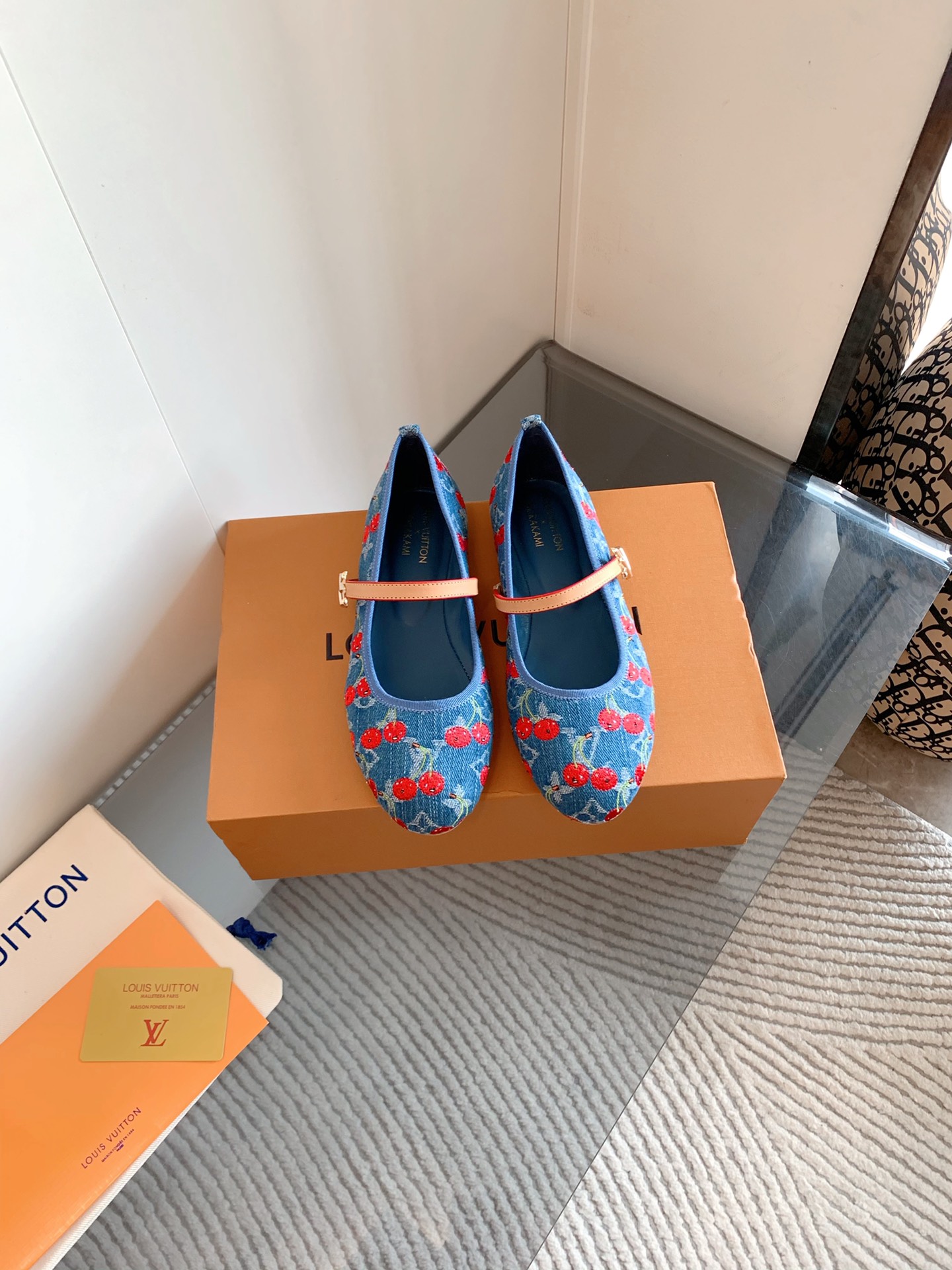 NO:439876,, LV ss25 ballet shoes new arrival~ L's 25 spring and summer single cat heel drag tannin color paired with brown leather is so outstanding!  The beautiful kitten heel is just right, high-end classic sexy and comfortable, full of the must-have items that summer shoes can give you!  Material: cowhide, inner lining: full sheepskin, outsole: original outsole, shoe size: 35-41 (40.41.42 custom made, no return or exchange), ballet shoes, louis vuitton, louis vuitton, cowhide, sheepskin19860909、 LV ss25 芭蕾舞鞋new arrival～ L家25款春夏单猫跟拖 单宁色搭配的棕色皮质,也太出彩了！ 刚刚好的绝美小猫跟,高级经典性感舒适, 拉满了夏日美鞋能给的满分搭配必备单品！ 材料:牛皮 内里:垫脚全羊皮 大底:原版大底 鞋码: 35-41(40.41.42定做不退换),芭蕾舞鞋,louis vuitton,louis vuitton,cowhide,sheepskin,Women's Shoes