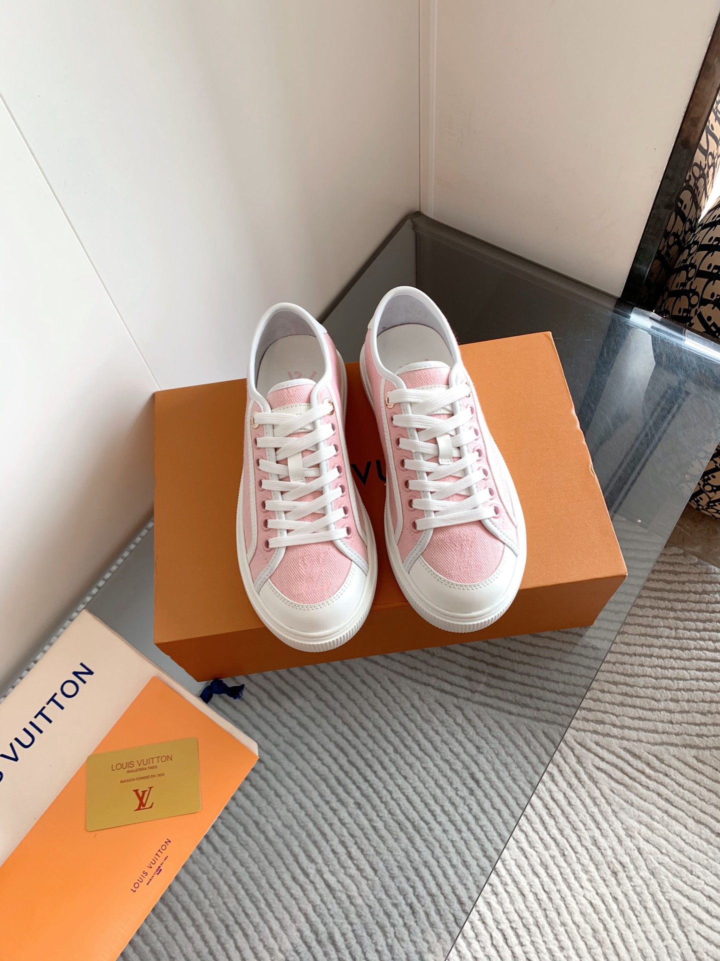 NO:438955,, Louis Vuiton Couple Casual Sneakers This LV Trainer Sneaker is a classic creativity inspired by designer Virgil Abloh by retro basketball shoes. This time, denim and M are spliced ​​with Monogram flowers and rubber outsoles, reflecting the eye-catching jump in the integrated color!  Fabric denim/old cloth, inner lining original custom breathable net, original sole opening mold size for women 35-40 men 39-45, women 40, men 45 custom made, no return or exchange), casual shoes/sports shoes, louis vuitton, louis vuitton, louis vuitton, louis vuitton, louis vuitton, sneakers19860909、Louis Vuiton·路易威登情侣款休闲运动鞋 此款LV Trainer运动鞋是由设计师Virgil Abloh由复古篮球鞋激发的经典创意,此次拼接牛仔布和M再以Monogram花卉点缀橡胶外底,映现一体色彩中的醒目跳跃！ 面料牛仔布/老花布 内里原版定制透气网里 鞋底原版开模 码数女35-40男39-45、女款40、男款45订做不退换）,休闲鞋/运动鞋,louis vuitton,louis vuitton,louis vuitton,sneakers,Women's Shoes