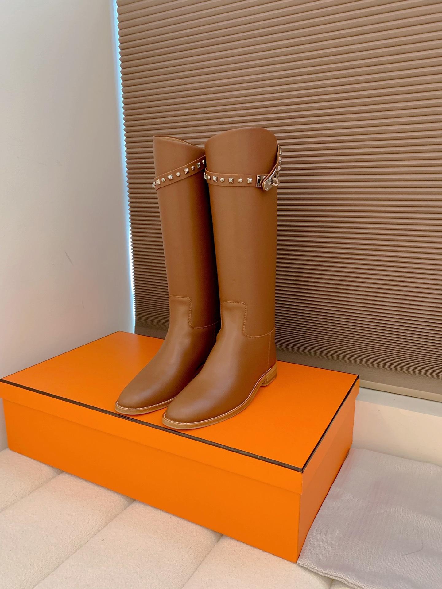 NO:464810,The most classic 15-inch boots in the top quality are available. The authentic handmade high-end custom classic H-family boot style will not be outdated. It is more atmospheric and stylish with Hermes' unique buttons. Classic is classic, lasting for a long time, and will not miss it!  !  !  The version is upgraded, the last is redeveloped, and the workmanship is improved. The inner part is imported high-end cowhide, which can be compared with the original version!  The upgraded version of the 19th counter - Goodyear's hand-stitched outsole version was shipped simultaneously, with more complex technology and more handmade shoe lasts!  Large bottom concealed groove design, imported wax thread hand-sewn, durable and more valuable!  Material selection upper imported Italian beef suede, high-end cowhide inner footbed, original 1:1 Italian genuine leather sole, Hermes loog, stainless steel electroplated Kelly buckle, original full packaging!  Size35-39. (34.40.41.42) Custom made non-return, boots, hermes, hermes, boots, cowhide, chamois leather, Leather soles19860909出、【Herme】 顶级货最经典款15寸筒靴上市,正品级手工高级定制经典的H家族筒靴风格不会落伍,配上爱马仕特有的扣子更具大气风范,经典就是经典,经久不衰,期待已久,不会错过！！！ 版本升级,重新开发楦型,改进做工,内里为进口高档牛皮,可与原版比拼！ 年专柜升级版——固特异手工缝线大底版本同步出货,工艺更复杂,纯手工鞋楦型更到位！大底暗槽设计,进口蜡线手工缝制,耐穿,价值感更强！ 选材鞋面意大利进口牛麂皮 高档牛皮内里垫脚 原版1:1意大利真皮大底 爱马仕loog 精钢电镀Kelly扣 原版全套包装！Size35-39.（34.40.41.42）订做不退换,靴子,hermes,hermes,boots,cowhide,chamois leather,Leather soles,Women's Shoes