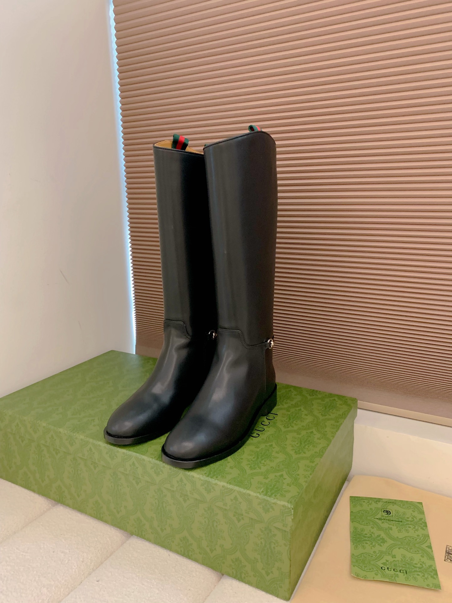 NO:464803,Gucci Autumn and winter long-shaped horse-biting equestrian short boots catwalk ankle boots ceiling purchasing grade bright-faced bead leather boots, heavy craftsmanship and all the workmanship is consistent with the original version. This boot is selected for black shiny-faced beads, cleverly incorporates the details of slender horse-biting beads, paying tribute to the original brand's equestrian origin, classic and exquisite, interpreting Gucci's elegant style. Material 1:1 original customization, super imported edge beads + red and green webbing, the inner cowhide is a piece of leather with no breaks and no splicing.  Double-layer Italian leather sole. Size 34-42 (34.40.41.42 custom, no return or exchange), boots, gucci, boots, cowhide19860909出、Gucci 秋冬修长造型马衔扣马术短靴走秀款踝靴天花板代购级亮面开边珠皮靴,重工艺所有制作整个做工与原版一致 这款靴子甄选黑色亮面开边珠制作,巧妙融入修长造型马衔扣细节,致敬品牌马术本源,经典精到考究,诠释Gucci优雅风范 材质1:1原版定制 超级进口开边珠+红绿织带 内里 牛皮里是整张一块皮无断开没任何拼接的 大底．双层意大利真皮底.尺码34-42 (34.40.41.42定制,不退换）,靴子,gucci,boots,cowhide,Women's Shoes