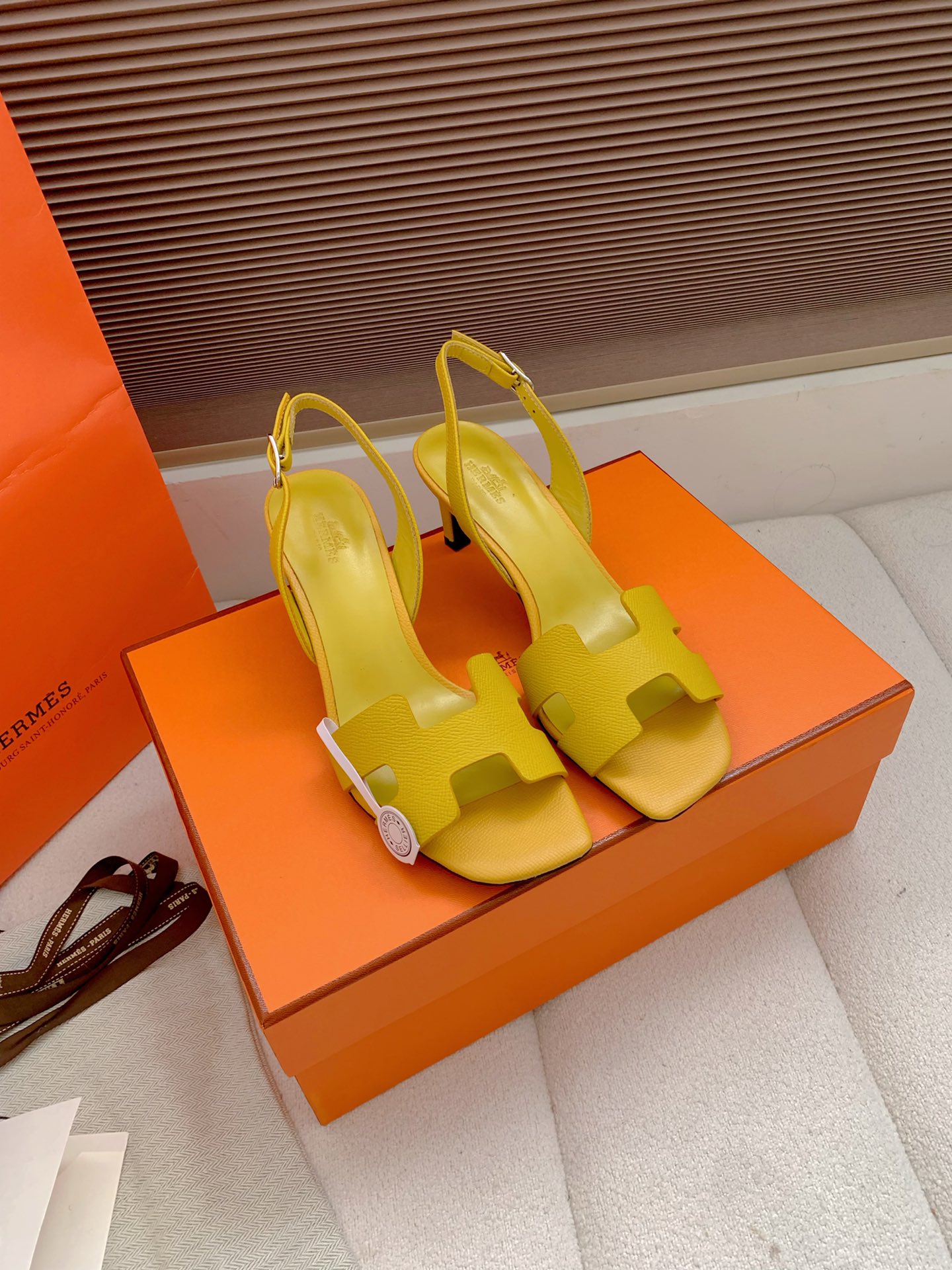 NO:760877,, Hermes counter, new spring and summer Glamor sandals, handmade by experienced craftsmen, high-end manufacturing to restore the authenticity. 2025SS super beautiful Kelly buckle high-heeled sandals, exquisite and elegant to set off female lines, perfectly modify the leg shape!  Imported silk fabric ~ perfect interpretation, private model 316 pure steel buckle ~ no embroidery!  Spanish sheepskin lining ~ soft and comfortable, Italian leather outsole ~ EU standards!  Authentic shoe box packaging and accessories, high heels; 6.5cm, 9cm size34-43 (customized at 34.40.41.42.43), sandals, hermes, sandals, sheepskin, real silk, Leather soles19860909、 Hermes专柜 春夏新款 Glamour 凉鞋,经验匠人手工制作,高端制造还原正品 2025SS 超级美爆 Kelly扣高跟凉鞋,精致优雅的衬托女性线条,完美修饰腿型！进口真丝面料～完美诠释,私模316纯钢饰扣～杜绝拉花！西班牙绵羊皮内里～柔软舒适,意大利真皮大底～欧盟标准！ 正品级鞋盒包装以及配件 高跟；6.5cm、9cm size34-43（34.40.41.42.43定制）,凉鞋,hermes,sandals,sheepskin,real silk,Leather soles,Women's Shoes