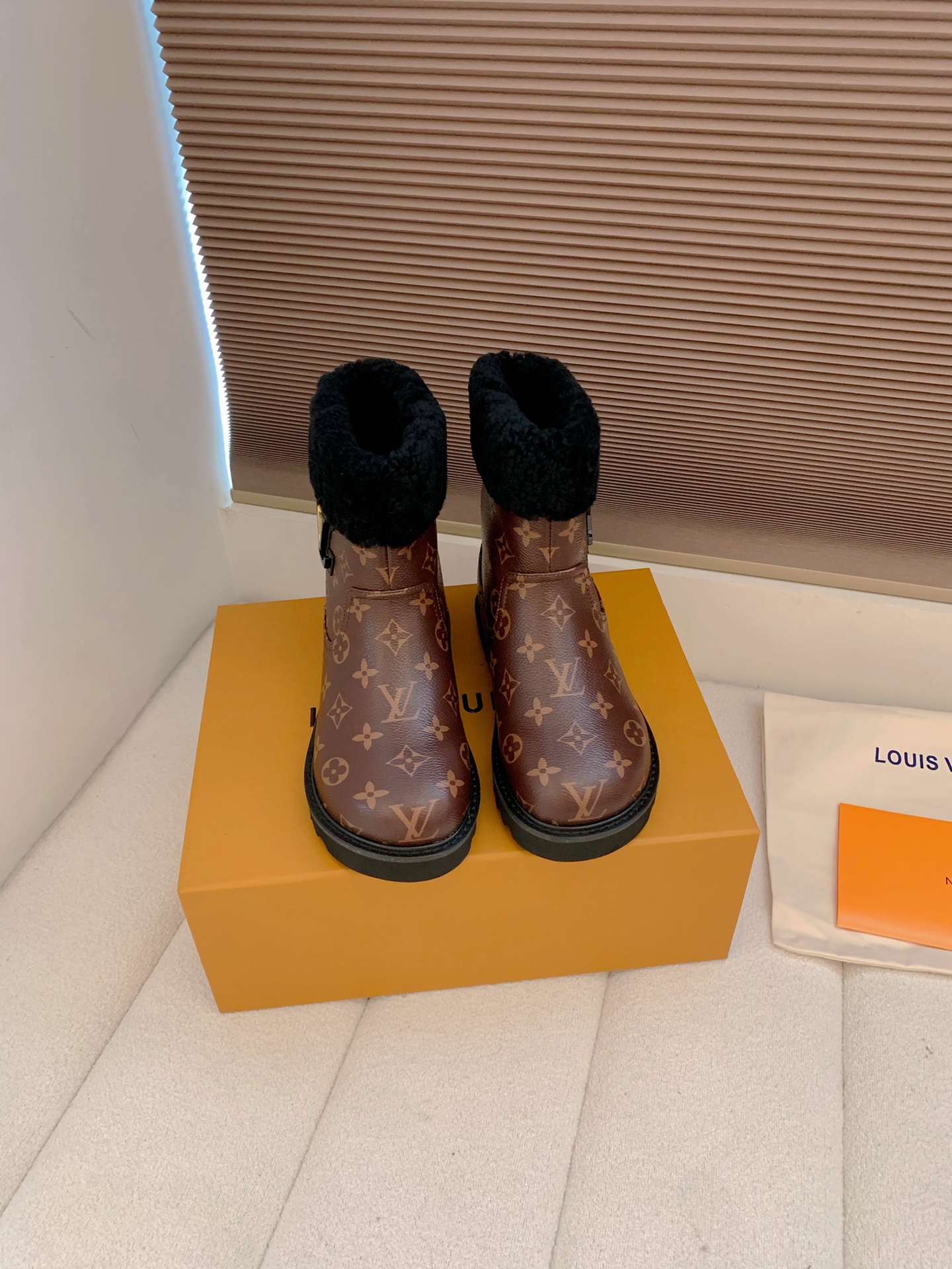 NO:594487,(Top quality) Louis Vuiton·Louis Vuitton 2025ss new LV Asen Line series wool thick-soled Chelsea short boots fur boots snow boots Martin boots. The top version of the original version was purchased, developed and made. This LV snow boot uses the original lasting method. All materials are original one to one. Pay attention to the difference between the lower version and the molded rubber sole!  The upper is decorated with three-dimensional carvings, which gives it a high-end feel and looks really beautiful on your feet!  Fabric: cow suede/electric embroidery process/presbyopia leather, original wool lining on the inside, original molded outsole on the sole, size 35-42 (40.41.42 custom made, non-returnable), complete set of exquisite packaging box, snow boots, louis vuitton, louis vuitton, louis vuitton, boots19860909（顶级品质） Louis Vuiton·路易威登 2025ss新款 LV Asen Line系列羊毛厚底切尔西短靴毛靴雪地靴马丁靴 顶级版本原版购入开发做货 此款LV雪地靴采用原版套楦做法,材料全部原版一比一,注意区别低版本成型橡胶底！鞋面装饰立体雕花,高级感十足,上脚实在是美炸了！ 面料牛反绒/电绣工艺/老花皮 内里原版羊毛里 鞋底原版开模大底 码数35-42（40.41.42订做不退换） 包装全套精美包装盒,雪地靴,louis vuitton,louis vuitton,louis vuitton,boots,Women's Shoes