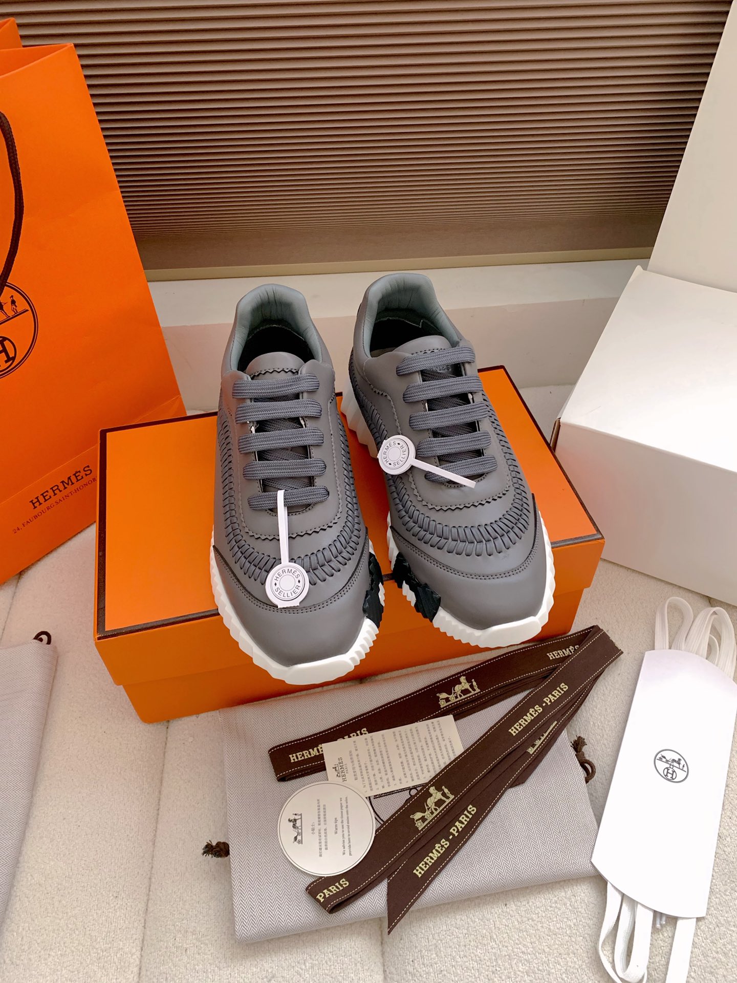 NO:577620,Out, (need airplane box remarks) shoe box with blue light anti-counterfeiting mark!  Top version!  Hermes' popular new product Bouncing sneakers for couples, light Napa calf leather spliced with suede, with contrasting outsole, simple shoe shape, creating a dynamic and casual style. It is also a must-have shoe, cool with a sense of fashion, light and comfortable, and extremely comfortable on the feet. The sports series is really fragrant, and it is also a wallet series that can't be held. It can be matched with pants, skirts, or socks, and it will look great.  Imported Napa calfskin, genuine leather midsole with water-dyed cowhide lining, PK counter with full texture, original mold combination outsole, lightweight to create a dynamic fashion trend, the top version instantly beats the imitations on the market!  High-end private customization, exclusive pattern maker paper craftsmanship, handmade by master craftsmen, size women's code 35-42 (40.41.42 non-refundable) men's code 39-45 (customized to 46, special colors customized), casual shoes/sports shoes, hermes, sneakers, wallets, skirts, cowhide, chamois leather, socks19860909出、（需要飞机盒备注）鞋盒带蓝光防伪标示！顶级版本！ 情侣款Hermes 爆单新品Bouncing运动鞋  轻Napa小牛皮拼接麂皮,搭配撞色大底,简约鞋型,打造活力休闲风格 又是一款必火的鞋子,酷酷带着一种时髦感,轻盈舒适,上脚舒服到爆 运动系列真香定律,又是hold不住钱包系列,随便搭裤子,裙子 ,配袜子都是颜值爆表. 原产进口Napa小牛皮,真皮中底水染牛皮内里,质感十足PK专柜,原版模具组合大底,轻盈打造活力时尚潮流,顶级版本秒杀市面上仿货！ 高端私人定制,独家版师纸格工艺,老师傅手工制作、Size 女码 35-42（40.41.42不退换） 男码 39-45（46订做,特殊颜色订做）,休闲鞋/运动鞋,hermes,sneakers,wallets,skirts,cowhide,chamois leather,socks,Women's Shoes