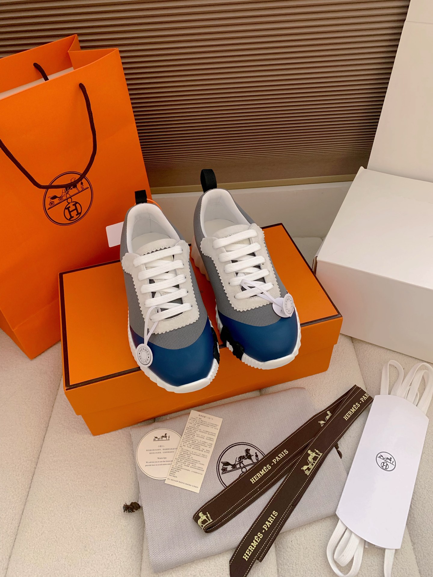 NO:669009,Out, (need airplane box remarks) shoe box with blue light anti-counterfeiting mark!  Top version!  Hermes' popular new product Bouncing sneakers for couples, light Napa calf leather spliced with suede, with contrasting outsole, simple shoe shape, creating a dynamic and casual style. It is also a must-have shoe, cool with a sense of fashion, light and comfortable, and extremely comfortable on the feet. The sports series is really fragrant, and it is also a wallet series that can't be held. It can be matched with pants, skirts, or socks, and it will look great.  Imported Napa calfskin, genuine leather midsole with water-dyed cowhide lining, PK counter with full texture, original mold combination outsole, lightweight to create a dynamic fashion trend, the top version instantly beats the imitations on the market!  High-end private customization, exclusive pattern maker paper craftsmanship, handmade by master craftsmen, size women's code 35-42 (40.41.42 non-refundable) men's code 39-45 (customized to 46, special colors customized), casual shoes/sports shoes, hermes, sneakers, wallets, skirts, cowhide, chamois leather, socks19860909出、（需要飞机盒备注）鞋盒带蓝光防伪标示！顶级版本！ 情侣款Hermes 爆单新品Bouncing运动鞋  轻Napa小牛皮拼接麂皮,搭配撞色大底,简约鞋型,打造活力休闲风格 又是一款必火的鞋子,酷酷带着一种时髦感,轻盈舒适,上脚舒服到爆 运动系列真香定律,又是hold不住钱包系列,随便搭裤子,裙子 ,配袜子都是颜值爆表. 原产进口Napa小牛皮,真皮中底水染牛皮内里,质感十足PK专柜,原版模具组合大底,轻盈打造活力时尚潮流,顶级版本秒杀市面上仿货！ 高端私人定制,独家版师纸格工艺,老师傅手工制作、Size 女码 35-42（40.41.42不退换） 男码 39-45（46订做,特殊颜色订做）,休闲鞋/运动鞋,hermes,sneakers,wallets,skirts,cowhide,chamois leather,socks,Women's Shoes