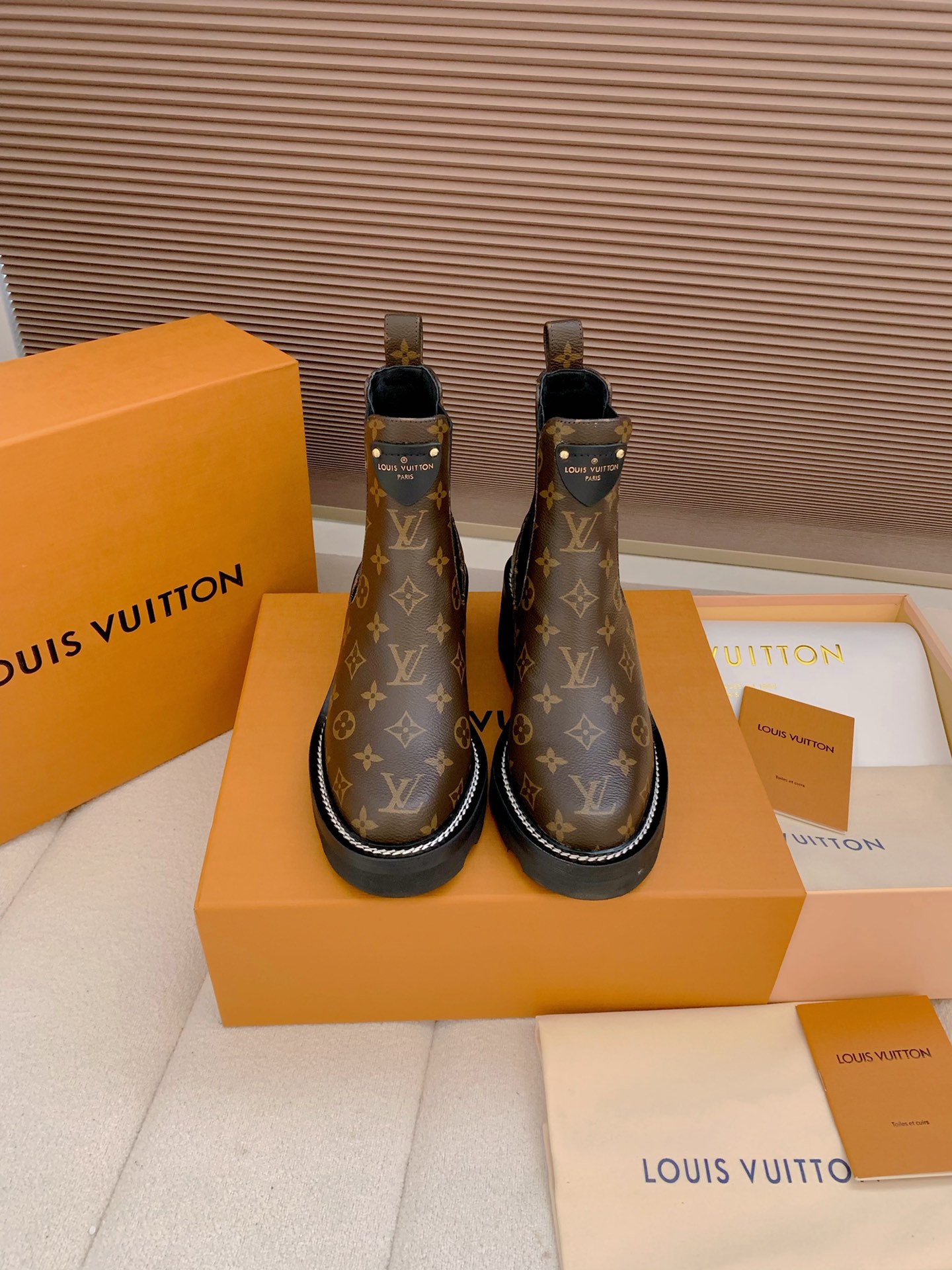 NO:669005,Out, lv boots donkey brand 2025 winter martin boots!  Original purchase and development!  !  The upper is made of original custom-made imported cowhide, which is not a low-priced material on the market. The classic LV pattern and texture of this leather are closest to the original, almost the same as the original leather!  The TPU outsole is super light and wear-resistant, and major Internet celebrities are wearing it!  The interior is also made of custom-made materials!  The lasts are full of flavor, the materials are customized, and the details and craftsmanship are top-notch, truly the highest quality!  Size 35- -39 (40.41.42 can be customized and non-returnable), boots, louis vuitton, louis vuitton, boots, cowhide19860909出、 lv靴子 驴牌 2025冬季马丁靴！原版购入开发！！ 鞋面采用原版定制进口牛皮制作、非市面上低价位材质. 这个皮料的LV经典花纹、纹路和原版最接近了 几乎一致原版皮！ 大底TPU超轻耐磨,各大网红纷纷上脚！ 内里也是定制的材料！ 楦头味道十足、材料定制、细节工艺一流实打实最高品质哈！ 码数35- -39（40.41.42可定做 不退换）,靴子,louis vuitton,louis vuitton,boots,cowhide,Women's Shoes