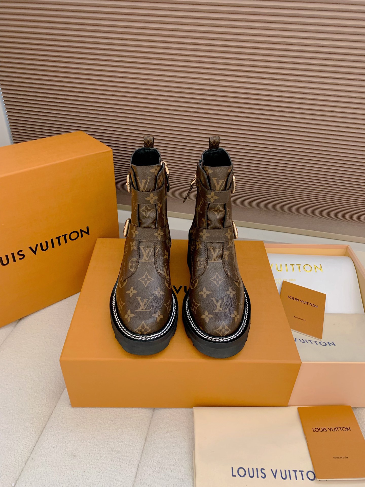 NO:669003,Out of lv boots donkey brand 2025 winter martin boots!  Original purchase and development!  !  The upper is made of original custom-made imported cowhide, which is not a low-priced material on the market. The classic LV pattern and texture of this leather are closest to the original, almost the same as the original leather!  The TPU outsole is super light and wear-resistant, and major Internet celebrities are wearing it!  The interior is also made of custom-made materials!  The lasts are full of flavor, the materials are customized, and the details and craftsmanship are top-notch, truly the highest quality!  Size 35- -39 (40.41.42 can be customized and non-returnable), boots, louis vuitton, louis vuitton, boots, cowhide19860909出 lv靴子 驴牌 2025冬季马丁靴！原版购入开发！！ 鞋面采用原版定制进口牛皮制作、非市面上低价位材质. 这个皮料的LV经典花纹、纹路和原版最接近了 几乎一致原版皮！ 大底TPU超轻耐磨,各大网红纷纷上脚！ 内里也是定制的材料！ 楦头味道十足、材料定制、细节工艺一流实打实最高品质哈！ 码数35- -39（40.41.42可定做 不退换）,靴子,louis vuitton,louis vuitton,boots,cowhide,Women's Shoes