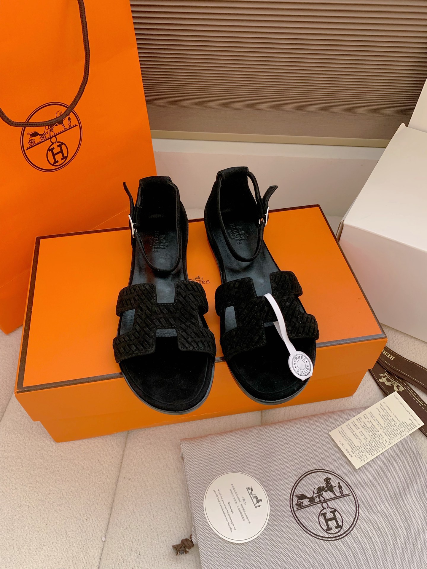 NO:669012,Out - Top quality Hermes Santorini sandals woven suede series H home flat sandals woven suede H upper hollow sandals, fashionable and versatile, matched with H uppers, super comfortable, every detail is done to the extreme. The design is simple and smooth, creating a fashionable and soft evening look. Customized suede upper, sheepskin lining, Italian A-grade leather outsole  Size 35-39 (40.41.42 customized, non-returnable), sandals, hermes, hermes, sandals, sheepskin, chamois leather, Leather soles19860909出-顶级品质 Hermes 爱马仕 Santorini凉鞋编织麂皮系列 H家 平底凉鞋编织绒面H鞋面中空凉鞋 时尚又百搭 搭配H鞋面 超级舒服 每个细节都做到极致.设计简约流畅,打造时尚柔美的晚装造型. 鞋面定制麂皮 内里垫脚羊皮 鞋底意大利A级真皮大底 码数35-39（40.41.42定做不退换）,凉鞋,hermes,hermes,sandals,sheepskin,chamois leather,Leather soles,Women's Shoes