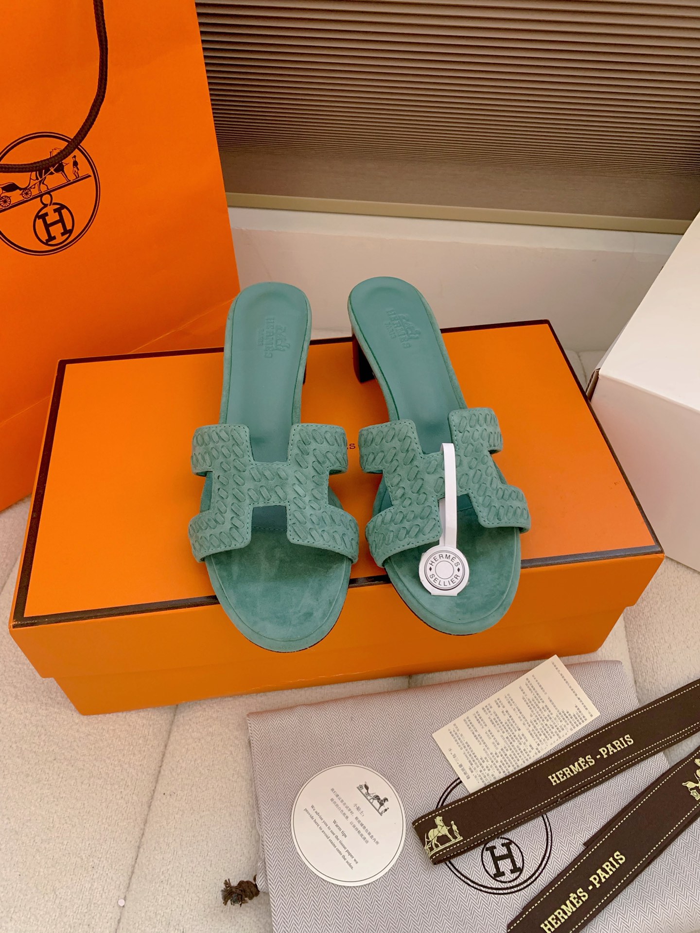 NO:669014,Out - top quality (airplane box plus 10) Hermes Santorini sandals woven suede series H home flat sandals woven suede H upper hollow sandals, fashionable and versatile, matched with H uppers, super comfortable, every detail is done to the extreme. The design is simple and smooth, creating a fashionable and soft evening look. Customized suede upper, sheepskin lining, Italian grade A leather outsole, 5cm  Size 35-39 (40.41.42 customized, non-refundable), slippers, hermes, hermes, sandals, slippers, sheepskin, chamois leather, Leather soles19860909出-顶级品质（飞机盒加10） Hermes 爱马仕 Santorini凉鞋编织麂皮系列 H家 平底凉鞋编织绒面H鞋面中空凉鞋 时尚又百搭 搭配H鞋面 超级舒服 每个细节都做到极致.设计简约流畅,打造时尚柔美的晚装造型. 鞋面定制麂皮 内里垫脚羊皮 鞋底意大利A级真皮大底、5cm 码数35-39（40.41.42定做不退换）,拖鞋,hermes,hermes,sandals,slippers,sheepskin,chamois leather,Leather soles,Women's Shoes