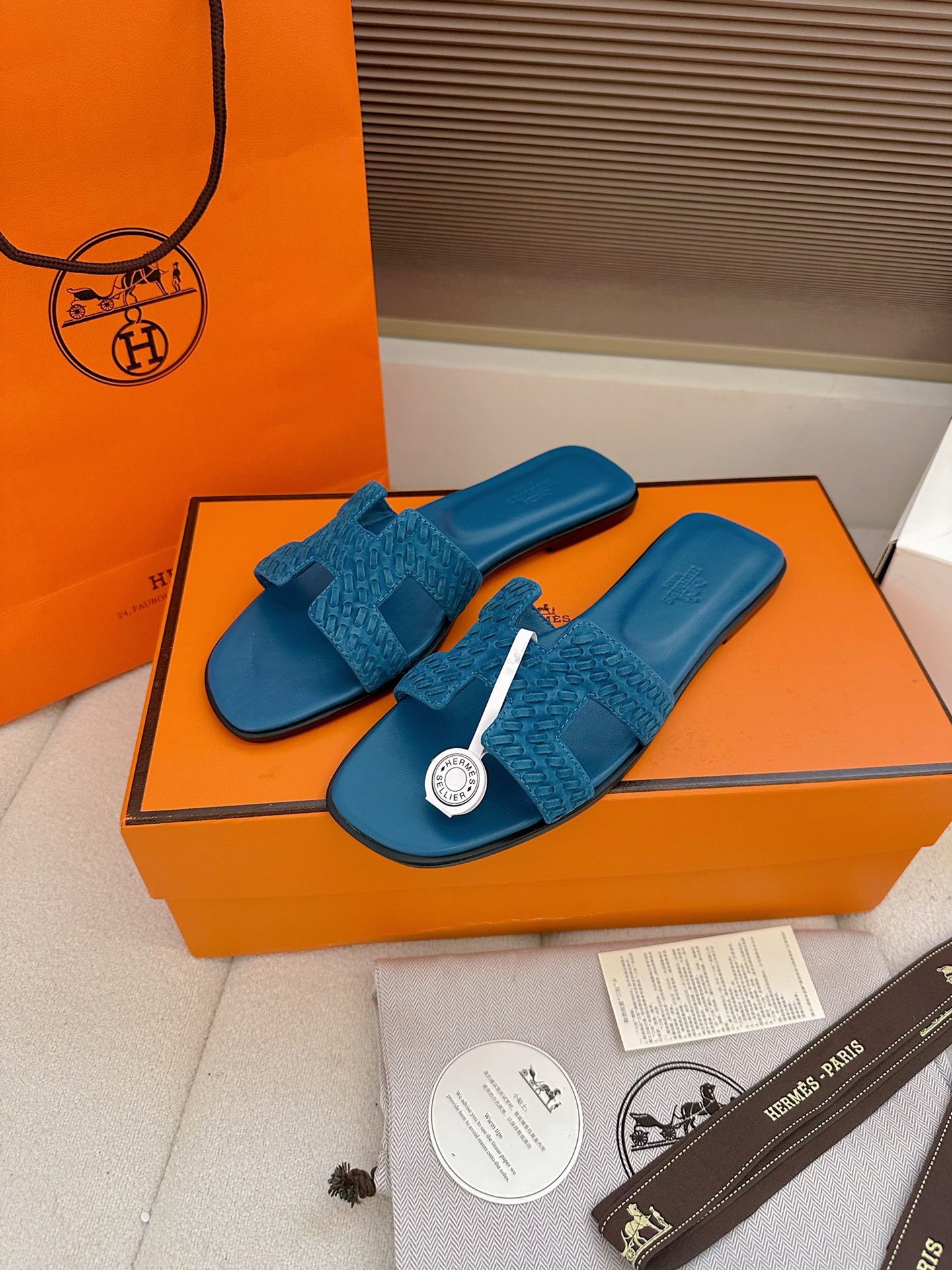 NO:668996,Out - top quality (airplane box plus 10) Hermes Santorini sandals woven suede series H home flat sandals woven suede H upper hollow sandals, fashionable and versatile, matched with H upper, super comfortable, every detail is done to the extreme. The design is simple and smooth, creating a fashionable and soft evening look. Customized suede upper, sheepskin lining, Italian A-grade leather outsole,  Size 35-39 (40.41.42 customized, non-refundable), slippers, hermes, hermes, sandals, slippers, sheepskin, chamois leather, Leather soles19860909出-顶级品质（飞机盒加10） Hermes 爱马仕 Santorini凉鞋编织麂皮系列 H家 平底凉鞋编织绒面H鞋面中空凉鞋 时尚又百搭 搭配H鞋面 超级舒服 每个细节都做到极致.设计简约流畅,打造时尚柔美的晚装造型. 鞋面定制麂皮 内里垫脚羊皮 鞋底意大利A级真皮大底、 码数35-39（40.41.42定做不退换）,拖鞋,hermes,hermes,sandals,slippers,sheepskin,chamois leather,Leather soles,Women's Shoes