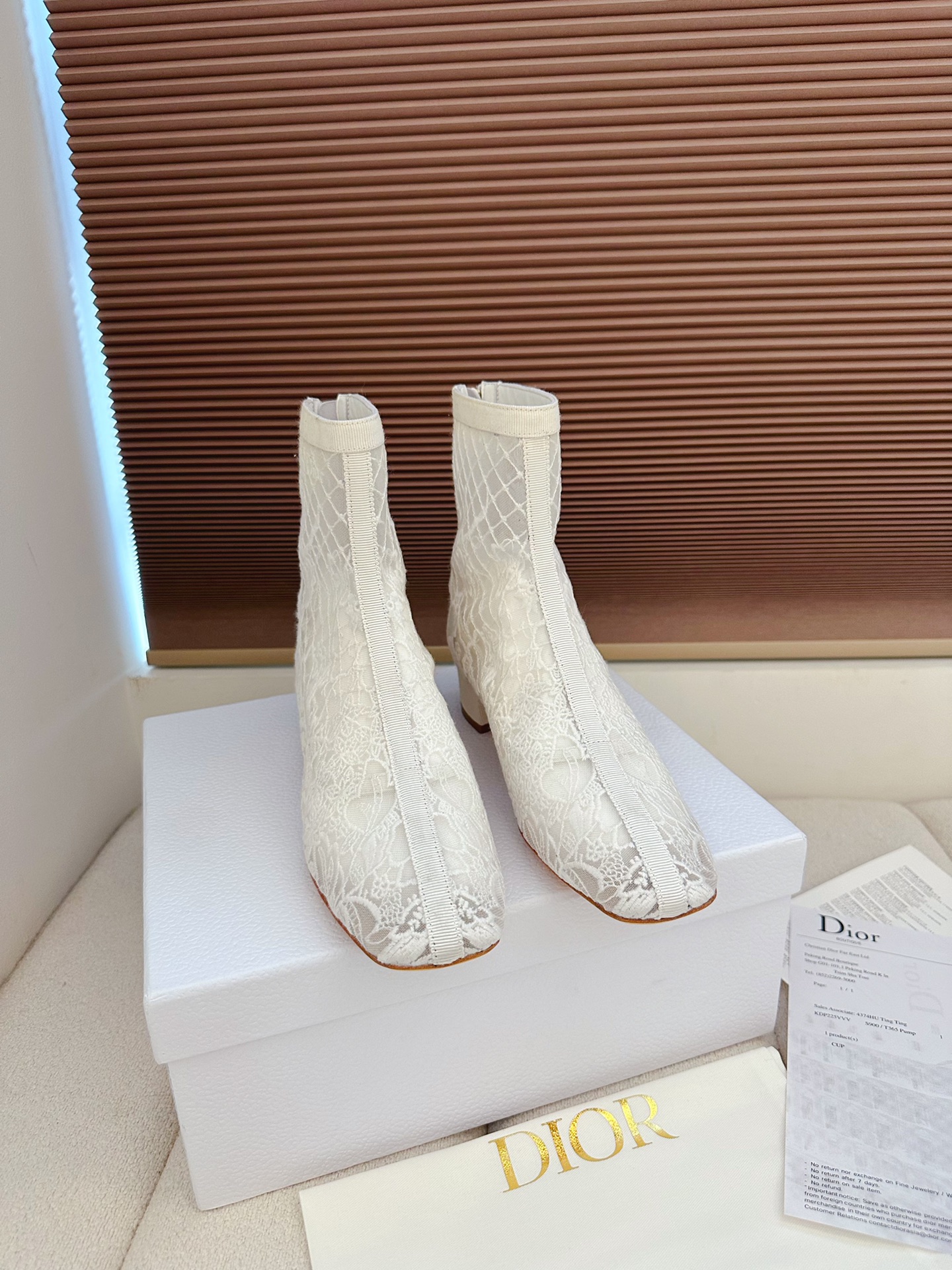 NO:669001,Out of Dior's spring and summer catwalk haute couture series, Naughtily-D diamond-encrusted women's boots, CD letter logo, cannage pattern all-over jacquard embroidery, elegant rhinestone and nude sandals, star-style thick heel square toe lace-up tassel Roman back zipper short boots, the top version on the market. Material upper imported sheep wolf stitching high-temperature water-soluble electric embroidery technology fabric + water-dyed sheepskin lining + Italian leather outsole Heel height: 3.5CM  Size35-39 standard code (34.40.41.42.43 customized, non-returnable, boots, dior, dior, boots, sheepskin, sheep, Leather soles19860909出 Dior 迪奥春夏走秀高定系列Naughtily-D镶钻女靴 CD字母logo 藤格纹通体提花刺绣优雅水钻及裸凉靴 明星同款粗跟方头系带流苏罗马后拉链短靴 市面顶级版本 材质鞋面进口羊猄拼接高温水溶电绣科技面料+水染羊皮内里+意大利真皮大底 跟高:3.5CM Size35-39标准码（34.40.41.42.43定制不退换,靴子,dior,dior,boots,sheepskin,sheep,Leather soles,Women's Shoes