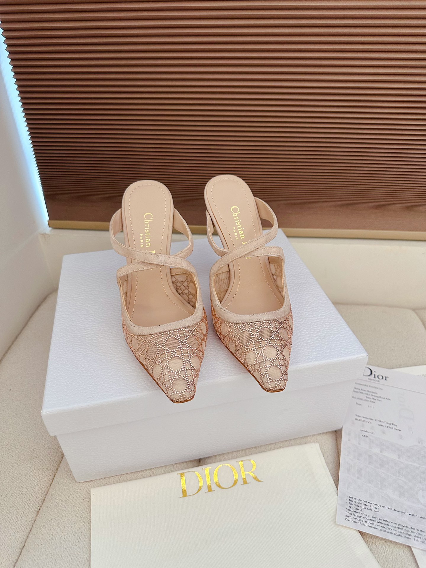 NO:669000,Out J’ADIOR webbed back hollow sandals Dior Dior’s latest spring and summer color Quake Oblique jacquard embroidered letter logo high-heeled bow color-blocked women’s shoes The market’s top high-end version Material high-temperature water-soluble electric embroidery technology fabric + sheepskin lining + Italian leather outsole  Size standard 33-44 high heels 8.5CM) (33.34.40.41.42.43 custom-made, non-refundable and non-exchangeable), half-drag high heels, dior, dior, sandals, high heels, sheepskin, Leather soles19860909出 J‘ADIOR织带后空凉鞋 迪奥 Dior 春夏最新色Quake Oblique 提花刺绣字母logo高跟蝴蝶结拼色女鞋 市场顶级高端版本 材质高温水溶电绣科技面料+羊皮内里+意大利真皮大底 码数标准码33-44高跟8.5CM)(33.34.40.41.42.43订做,不退不换）,半拖高跟鞋,dior,dior,sandals,high heels,sheepskin,Leather soles,Women's Shoes