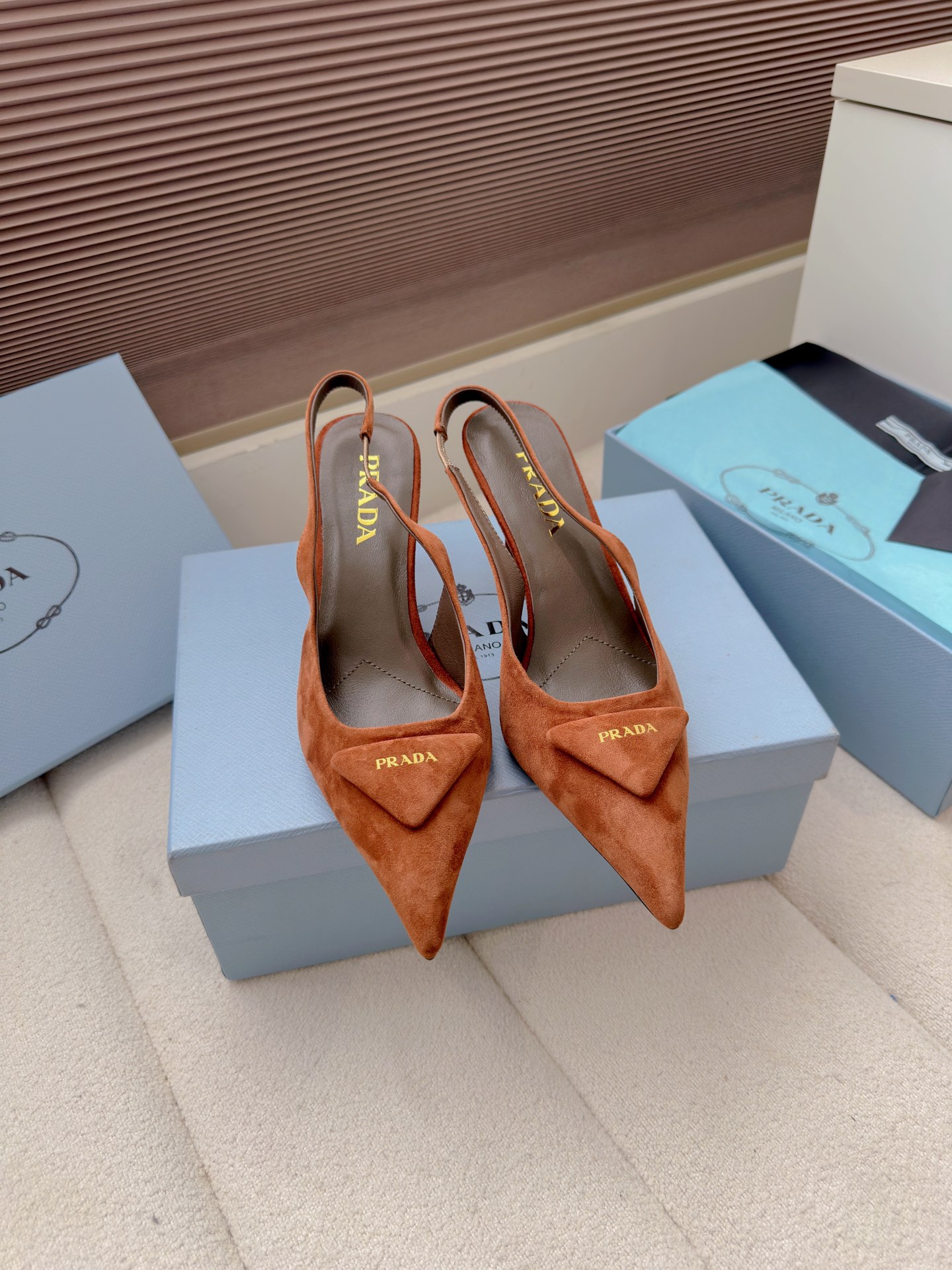 NO:759888,, Prad*25s early spring hot product top version pointed toe stiletto shoes. These shoes are super versatile and good-looking ~ the upper part of the foot is very white. The velvet texture is more retro French style. The bright color has a playful feeling but it is not sweet at all and the texture is good!  The square toe adds a touch of charming heroic spirit and goes well with both pants and skirts. I love it on my feet. The real thing looks great. Material: sheepskin and cowhide. Cowhide lining and foot pads. High heels: 7.5cm. Outsole. Genuine leather sole imported from Italy. Size: 35-41 (40.41. Customized, non-refundable). High heels and sandals, prada, sandals, high heels, skirts, cowhide, sheep.19860909、Prad*25s早春爆品 顶版 尖头细跟单鞋 这款单鞋超级百搭好看~上脚狠显白 丝绒质地偏复古法式风 亮色有点俏皮感觉但完全不会甜腻质感好！方头更添了一丝丝妩媚的英气,无论裤子还是裙子都很好搭 上脚太爱了 实物太太太太好看了 材质羊京、牛皮 内里牛皮内里垫脚 高跟7.5cm 大底意大利进口真皮底 码数35-41（40.41.定制不退换）,高跟鞋凉鞋,prada,sandals,high heels,skirts,cowhide,sheep,Women's Shoes