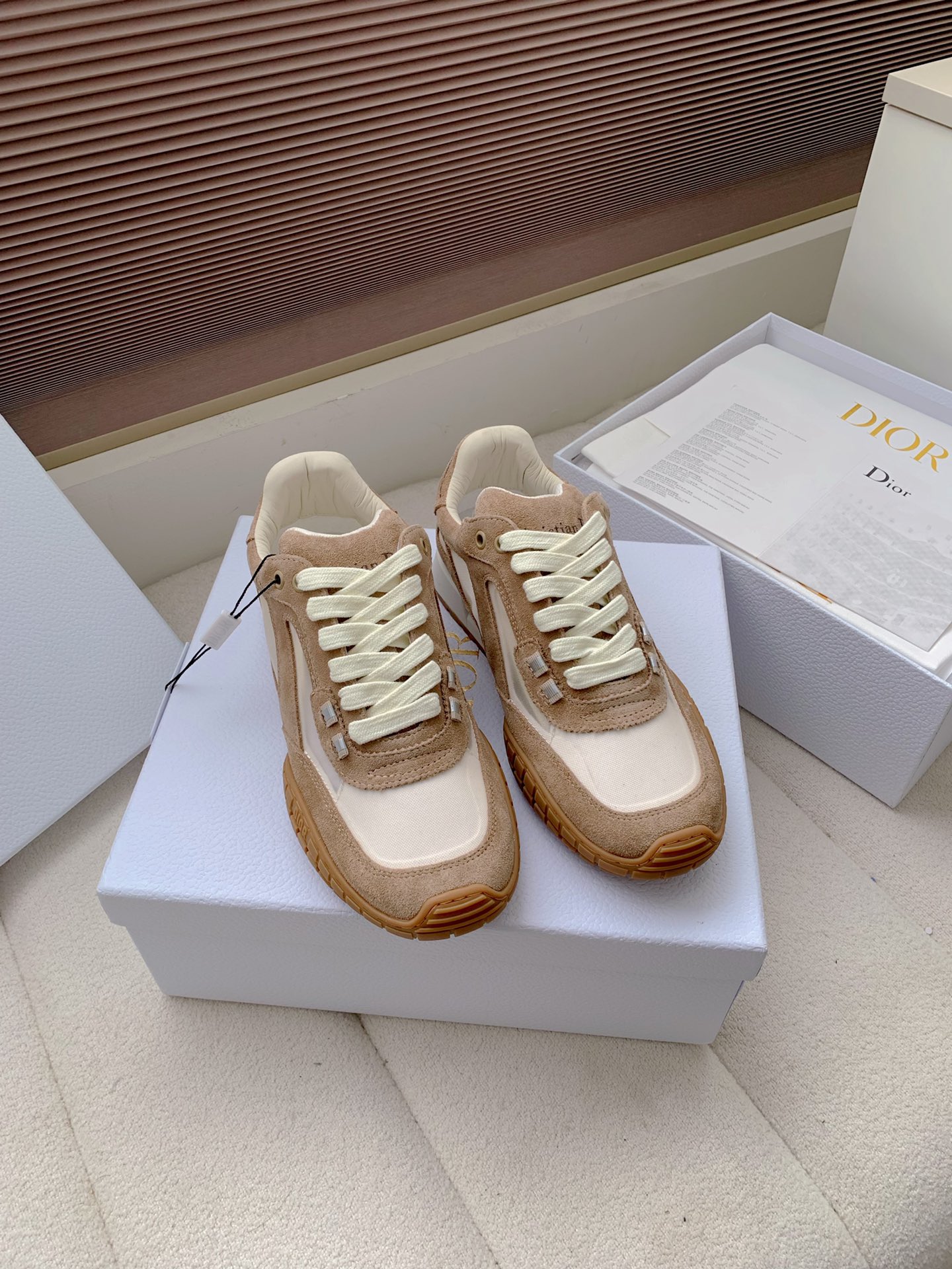 NO:669010,Out of the Dior Tech sneakers, Dior Tech is newly launched, with exquisite color matching and autumn and winter atmosphere ~ This Dior Tech sneaker is a new product of the 2026 early spring ready-to-wear series, with fashionable details, highlighting the retro aesthetics. The upper of cow leather and suede cow leather is paired with transparent mesh fabric side splicing, and the heel and tongue are embellished with the Christian Dior Paris logo. The textured Dior logo sole of the same color adds a high-end style.  Upper material fabric, cow leather split leather, Christian Dior Paris logo on the heel and tongue. Textured Dior logo rubber sole embellished with Christian Dior's lucky star symbol!  Size 35-41 (40.41. Customized, non-refundable), casual shoes/sports shoes, dior, dior, sneakers, cowhide19860909出 Dior Tech 运动鞋 迪奥Tech全新上线,精美配色,秋冬氛围款～这款 Dior Tech 运动鞋是二零二六早春成衣系列新品,搭配时尚细节,彰显复古美学.牛皮革和绒面牛皮革鞋面,搭配透明网眼织物侧面拼接,后跟和鞋舌点缀以 ChristianDior Paris 标志.富有纹理的同色调 Dior 标志鞋底增添高订风范. 帮面材质织物,牛剖层革,牛皮革后跟和鞋舌饰以 Christian Dior Paris 标志 富有纹理的 Dior 标志橡胶鞋底饰以 Christian Dior 的幸运星符号！ 码数35-41（40.41.定做不退换）,休闲鞋/运动鞋,dior,dior,sneakers,cowhide,Women's Shoes