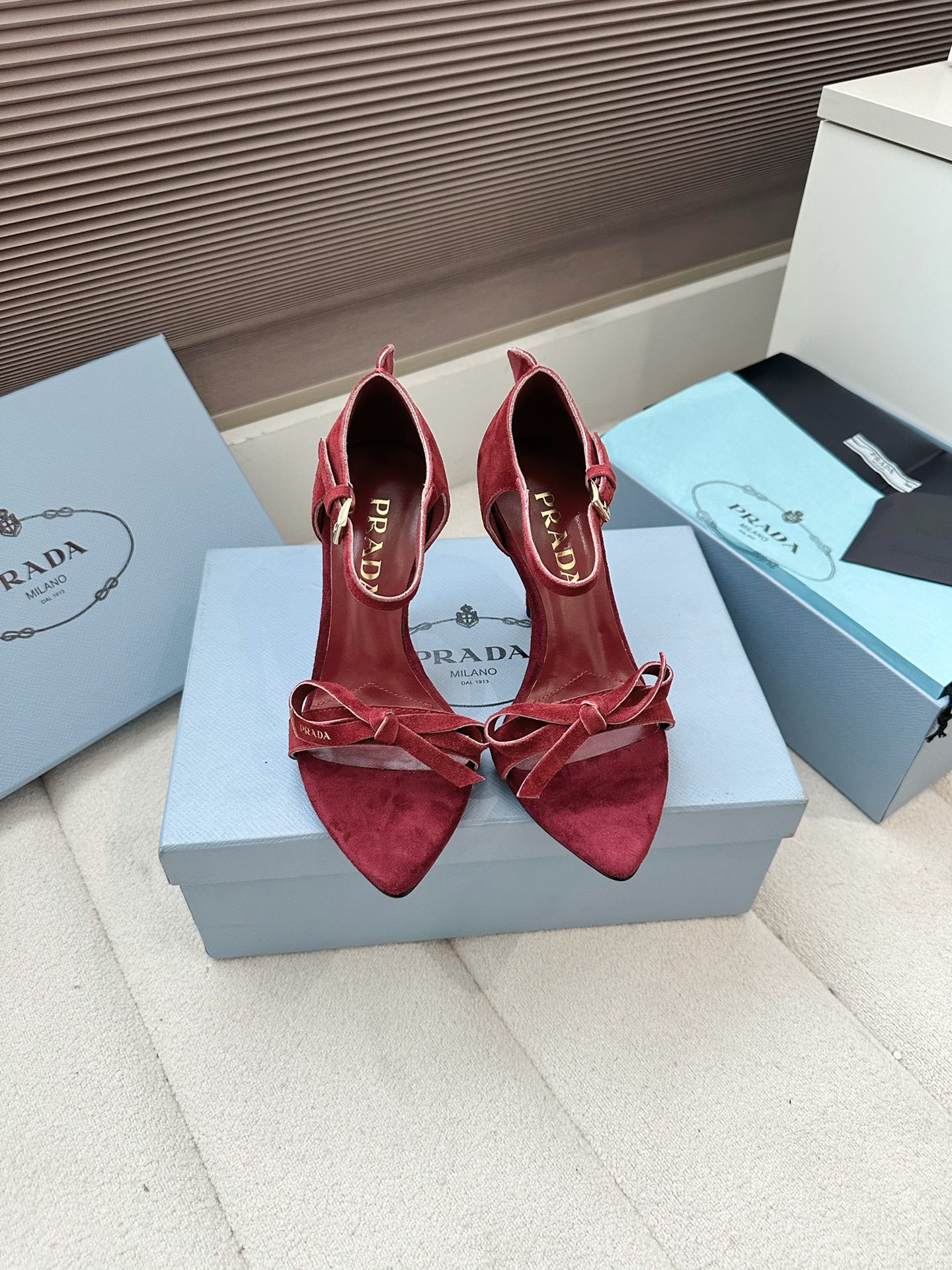 NO:669006,Out, Prad*25s early spring hot product, top version of pointed toe stiletto sandals. These shoes are super versatile and good-looking ~ the upper part of the foot is very white. The velvet texture is more retro French style. The bright color has a playful feeling but it is not sweet at all and the texture is good!  The square toe adds a touch of charming heroic spirit and goes well with both pants and skirts. I love it on my feet. The real thing looks great. Material: sheepskin and cowhide. Cowhide lining and foot pads. High heels: 7.5cm. Outsole. Genuine leather sole imported from Italy. Size: 35-41 (40.41. Customized, non-refundable). High heels and sandals, prada, sandals, high heels, skirts, cowhide, sheep.19860909出、Prad*25s早春爆品 顶版 尖头细跟凉鞋 这款单鞋超级百搭好看~上脚狠显白 丝绒质地偏复古法式风 亮色有点俏皮感觉但完全不会甜腻质感好！方头更添了一丝丝妩媚的英气,无论裤子还是裙子都很好搭 上脚太爱了 实物太太太太好看了 材质羊京、牛皮 内里牛皮内里垫脚 高跟7.5cm 大底意大利进口真皮底 码数35-41（40.41.定制不退换）,高跟鞋凉鞋,prada,sandals,high heels,skirts,cowhide,sheep,Women's Shoes