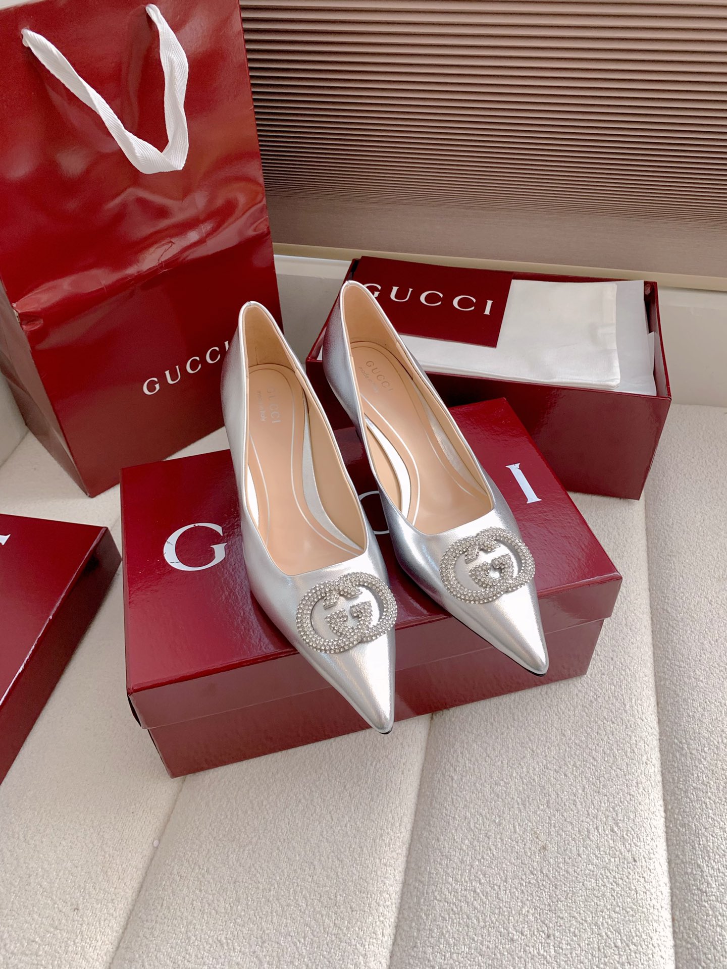 NO:682002,Out, top quality Gucci2026 spring and summer new classic double G diamond buckle pointed toe high-heeled shoes!  Charming pointed toe wedding shoes, the upper is embellished with sparkling crystal details, the pointed toe design is unique, adding elegance and exquisite beauty to the overall corridor shape. The upper is made of imported patent leather/sheepskin/mixed sheepskin. The lining/foot pad sheepskin. Heel height: 5.5cm. Italian imported genuine leather outsole. Size: 35-42 (40 41 42 non-refundable). Comes with original packaging, single shoes, gucci, sheepskin, sheep, leather.  soles19860909出、顶级品质Gucci2026春夏新品经典双G钻扣尖头高跟单鞋！魅力尖头婚鞋,鞋面缀饰闪耀夺目的水晶细节,尖头设计别具匠心,为整体廊形增添优雅精致美感 鞋面采用进口漆皮/羊京/混种羊皮 内里／垫脚羊皮 跟高:5.5cm 意大利进口真皮大底 码数:35-42（40 41 42 定不退换） 配原版包装,单鞋,gucci,sheepskin,sheep,Leather soles,Women's Shoes