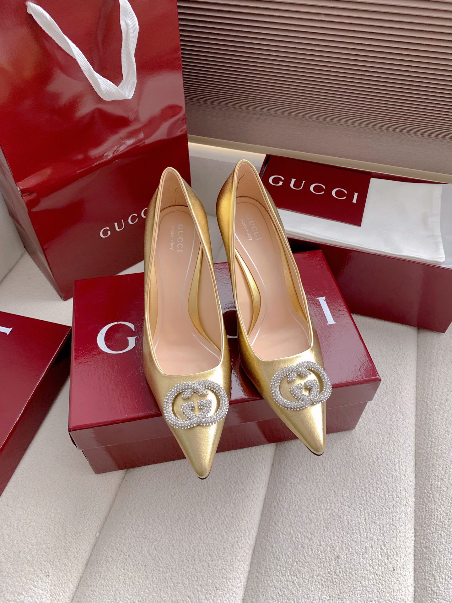 NO:681990,Out, top quality Gucci2026 spring and summer new classic double G diamond buckle pointed toe high-heeled shoes!  Charming pointed toe wedding shoes, the upper is embellished with sparkling crystal details, the pointed toe design is unique, adding elegance and exquisite beauty to the overall corridor shape. The upper is made of imported patent leather/sheepskin/mixed sheepskin. The lining/foot pad sheepskin. Heel height: 8.5cm. Italian imported genuine leather outsole. Size: 35-42 (40 41 42 non-refundable). Comes with original packaging, single shoes, gucci, sheepskin, sheep, leather.  soles19860909出、顶级品质Gucci2026春夏新品经典双G钻扣尖头高跟单鞋！魅力尖头婚鞋,鞋面缀饰闪耀夺目的水晶细节,尖头设计别具匠心,为整体廊形增添优雅精致美感 鞋面采用进口漆皮/羊京/混种羊皮 内里／垫脚羊皮 跟高:8.5cm 意大利进口真皮大底 码数:35-42（40 41 42 定不退换） 配原版包装,单鞋,gucci,sheepskin,sheep,Leather soles,Women's Shoes