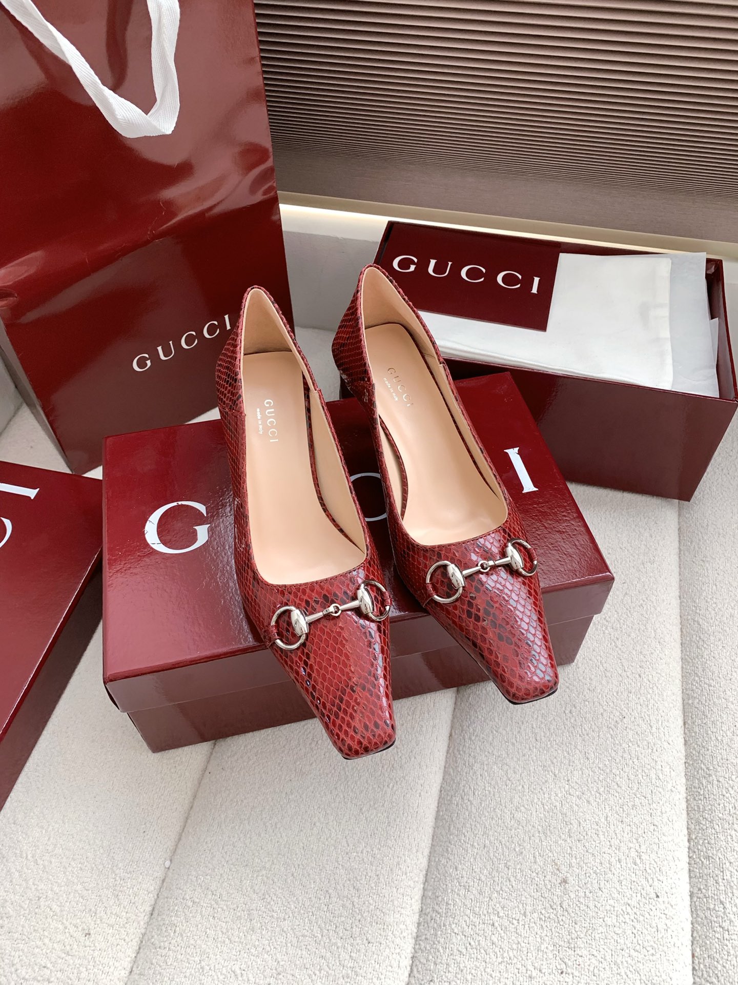 NO:780866,Gucci2026 new spring and summer classic horsebit pointed toe high-heeled shoes!  Charming pointed toe wedding shoes, the upper is embellished with sparkling crystal details, the pointed toe design is unique, adding elegance and exquisite beauty to the overall corridor shape. The upper is made of imported patent leather/Sheepskin/Mixed sheepskin. The lining/foot pad sheepskin. Heel height: 6cm. Italian imported genuine leather outsole. Size: 35-42 (40 41 42 non-refundable). Comes with original packaging, single shoes, gucci, sheepskin, sheep, Leather soles.19860909Gucci2026春夏新品经典马衔扣尖头高跟踩脚单鞋！魅力尖头婚鞋,鞋面缀饰闪耀夺目的水晶细节,尖头设计别具匠心,为整体廊形增添优雅精致美感 鞋面采用进口漆皮/羊京/混种羊皮 内里／垫脚羊皮 跟高:6cm 意大利进口真皮大底 码数:35-42（40 41 42 定不退换） 配原版包装,单鞋,gucci,sheepskin,sheep,Leather soles,Women's Shoes