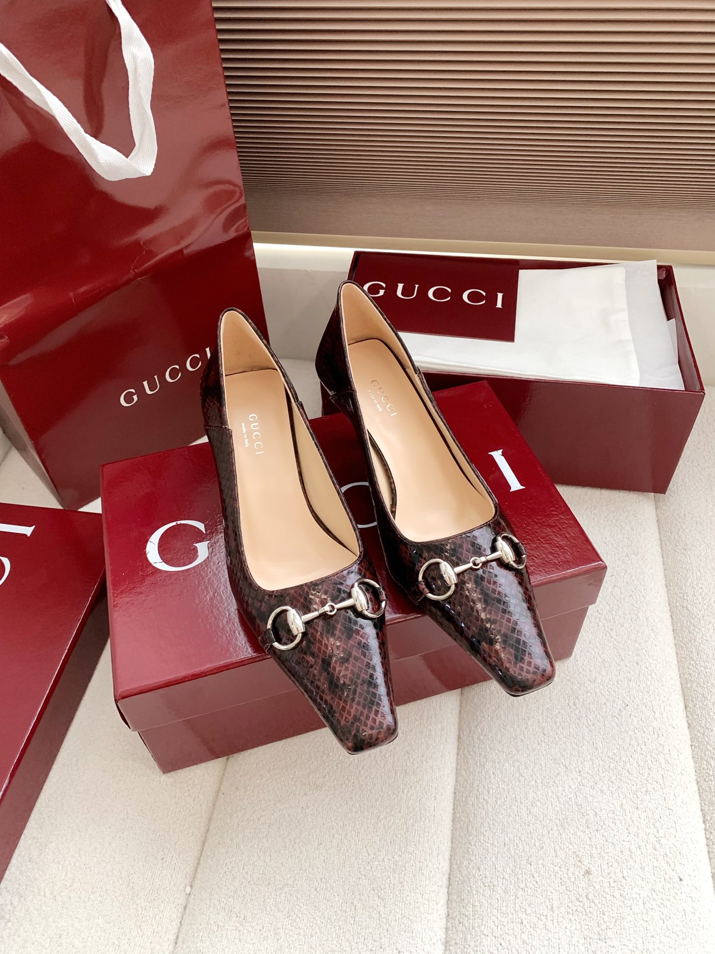 NO:681997,Out, top quality Gucci2026 spring and summer new classic double G diamond buckle pointed toe high-heeled shoes!  Charming pointed toe wedding shoes, the upper is embellished with sparkling crystal details, the pointed toe design is unique, adding elegance and exquisite beauty to the overall corridor shape. The upper is made of imported patent leather/Sheepskin/Mixed sheepskin. The lining/foot pad sheepskin. Heel height: 6cm. Italian imported genuine leather outsole. Size: 35-42 (40 41 42 non-refundable). Comes with original packaging, single shoes, gucci, sheepskin, sheep, Leather soles.19860909出、顶级品质Gucci2026春夏新品经典双G钻扣尖头高跟单鞋！魅力尖头婚鞋,鞋面缀饰闪耀夺目的水晶细节,尖头设计别具匠心,为整体廊形增添优雅精致美感 鞋面采用进口漆皮/羊京/混种羊皮 内里／垫脚羊皮 跟高:6cm 意大利进口真皮大底 码数:35-42（40 41 42 定不退换） 配原版包装,单鞋,gucci,sheepskin,sheep,Leather soles,Women's Shoes