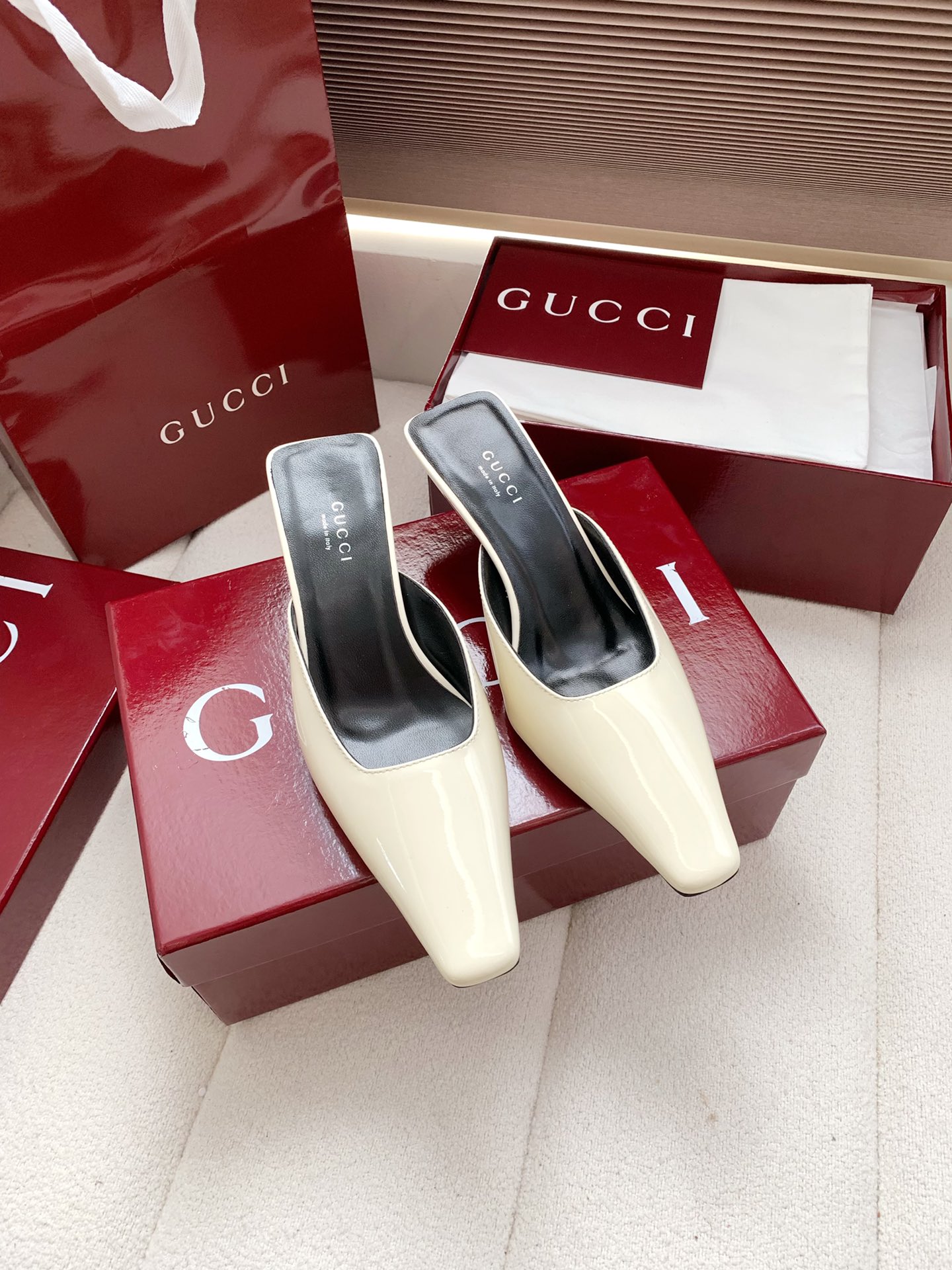 NO:780861,Gucci2026 spring and summer new classic double G diamond buckle pointed toe high-heeled shoes!  Charming pointed toe wedding shoes, the upper is embellished with sparkling crystal details, the pointed toe design is unique, adding elegance and exquisite beauty to the overall corridor shape. The upper is made of imported patent leather/sheepskin/mixed sheepskin. The lining/foot pad sheepskin. Heel height: 6cm. Italian imported genuine leather outsole. Size: 35-42 (40 41 42 non-returnable). Comes with original packaging, half-powder, gucci, sheepskin, sheep, leather soles.19860909Gucci2026春夏新品经典双G钻扣尖头高跟单鞋！魅力尖头婚鞋,鞋面缀饰闪耀夺目的水晶细节,尖头设计别具匠心,为整体廊形增添优雅精致美感 鞋面采用进口漆皮/羊京/混种羊皮 内里／垫脚羊皮 跟高:6cm 意大利进口真皮大底 码数:35-42（40 41 42 定不退换） 配原版包装,半拖,gucci,sheepskin,sheep,Leather soles,Women's Shoes