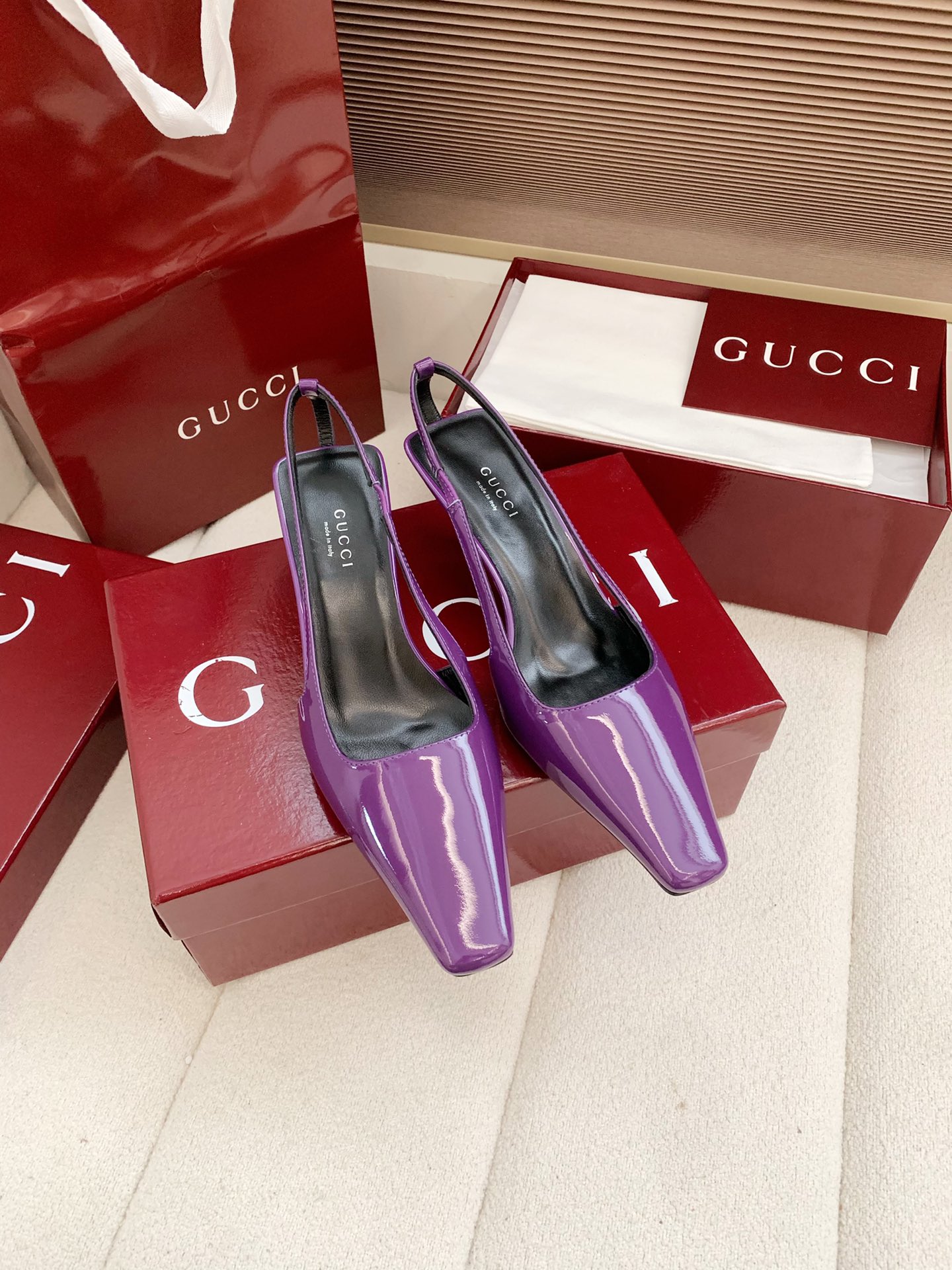 NO:681983,Out, top quality Gucci2026 spring and summer new classic double G diamond buckle pointed toe high-heeled shoes!  Charming pointed toe wedding shoes, the upper is embellished with sparkling crystal details, the pointed toe design is unique, adding elegance and exquisite beauty to the overall corridor shape. The upper is made of imported patent leather/Sheep Beijing/Mixed sheepskin. The lining/foot pad sheepskin. Heel height: 6cm. Italian imported genuine leather outsole. Size: 35-42 (40 41 42 non-refundable). Comes with original packaging, half-slip high heels, Gucci, high  heels,sheepskin,sheep,leather soles19860909出、顶级品质Gucci2026春夏新品经典双G钻扣尖头高跟单鞋！魅力尖头婚鞋,鞋面缀饰闪耀夺目的水晶细节,尖头设计别具匠心,为整体廊形增添优雅精致美感 鞋面采用进口漆皮/羊京/混种羊皮 内里／垫脚羊皮 跟高:6cm 意大利进口真皮大底 码数:35-42（40 41 42 定不退换） 配原版包装,半拖高跟鞋,gucci,high heels,sheepskin,sheep,Leather soles,Women's Shoes