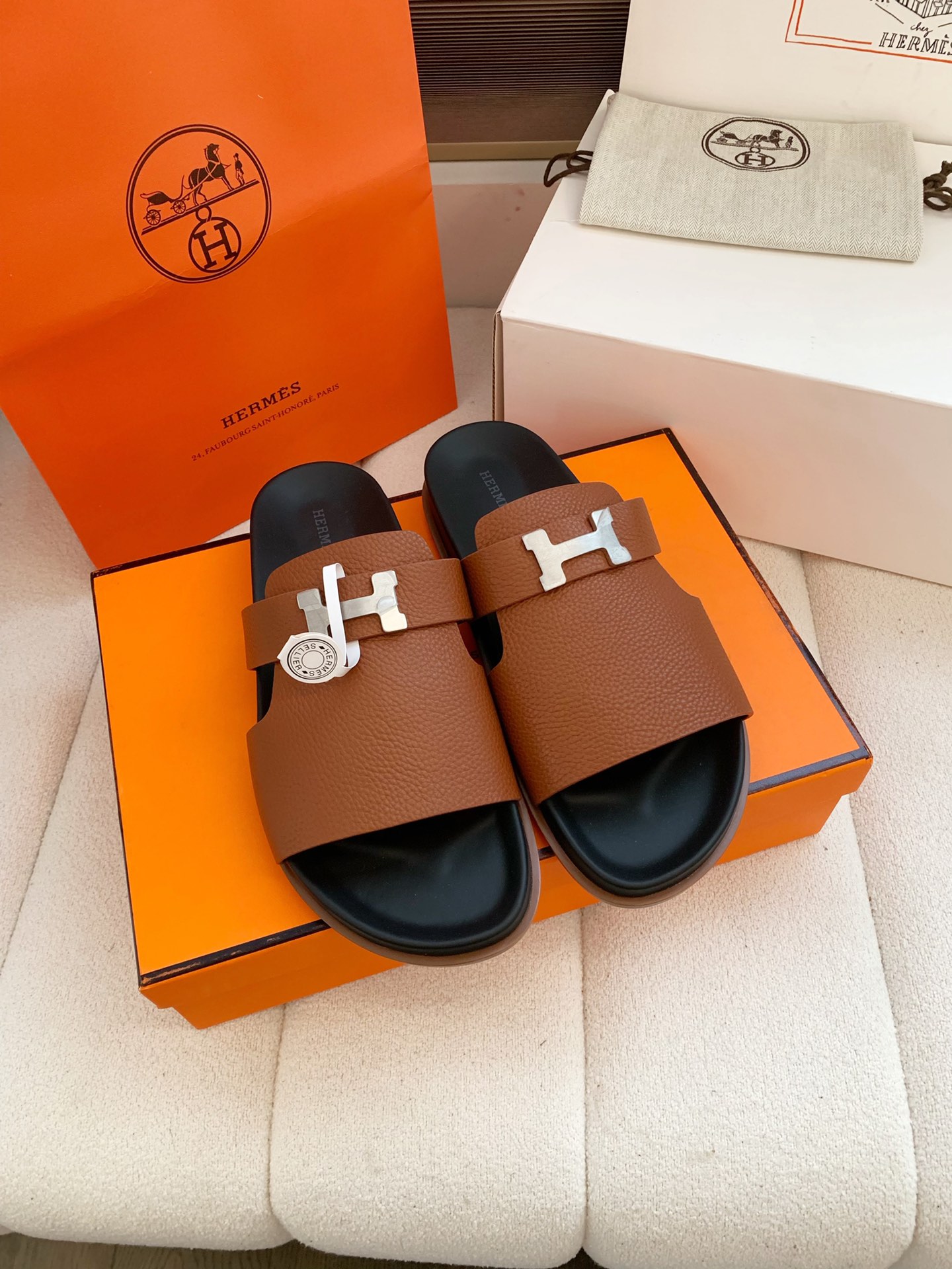 NO:682011,Out of the (airplane box) Hermès classic men's slippers, Wannian classic men's slippers, H layout contrasting color design. The upper foot is white and the flesh is hidden, extremely comfortable and handsome!  Bright tones with contrasting colors are also particularly suitable for summer, whether worn with sports shorts or suit shorts. High-end customized products, handmade by pattern masters. The highest version in the industry, feel free to PK the original version. The fabric is made of Italian imported leather, with superb texture, water-dyed cowhide for the lining, and A-grade genuine leather bottom imported from Italy. A full set of matching steel molds, perfectly matching authentic logos, exclusive authentic matching fonts, each pair of products is embossed with the counter craftsman code. The new version of the counter drawer box matching packaging  Size: 40-45 (45 can be customized, non-refundable and non-exchangeable), slippers, hermes, slippers, shorts, business suit, cowhide19860909出（飞机盒子）Hermès 经典男仕拖鞋  万年经典男士拖鞋,H版面撞色设计.上脚显白藏肉,无比舒适帅气！亮色调的搭配撞色,也特别适合夏天,无论是配运动短裤或是西装短裤都不违和 高端定制级产品,版师级手工制作. 行业最高版本,随意PK原版. 面料采用意大利进口皮,质感超赞,内里垫脚水染牛皮,意大利进口A级真皮底 全套对版钢模,完美对版正品logo,独家对版正品字体,每一对产品都压有专柜工匠码 专柜新版抽屉盒配套包装 Size:40-45（45可定制,不退不换）,拖鞋,hermes,slippers,shorts,business suit,cowhide,Women's Shoes