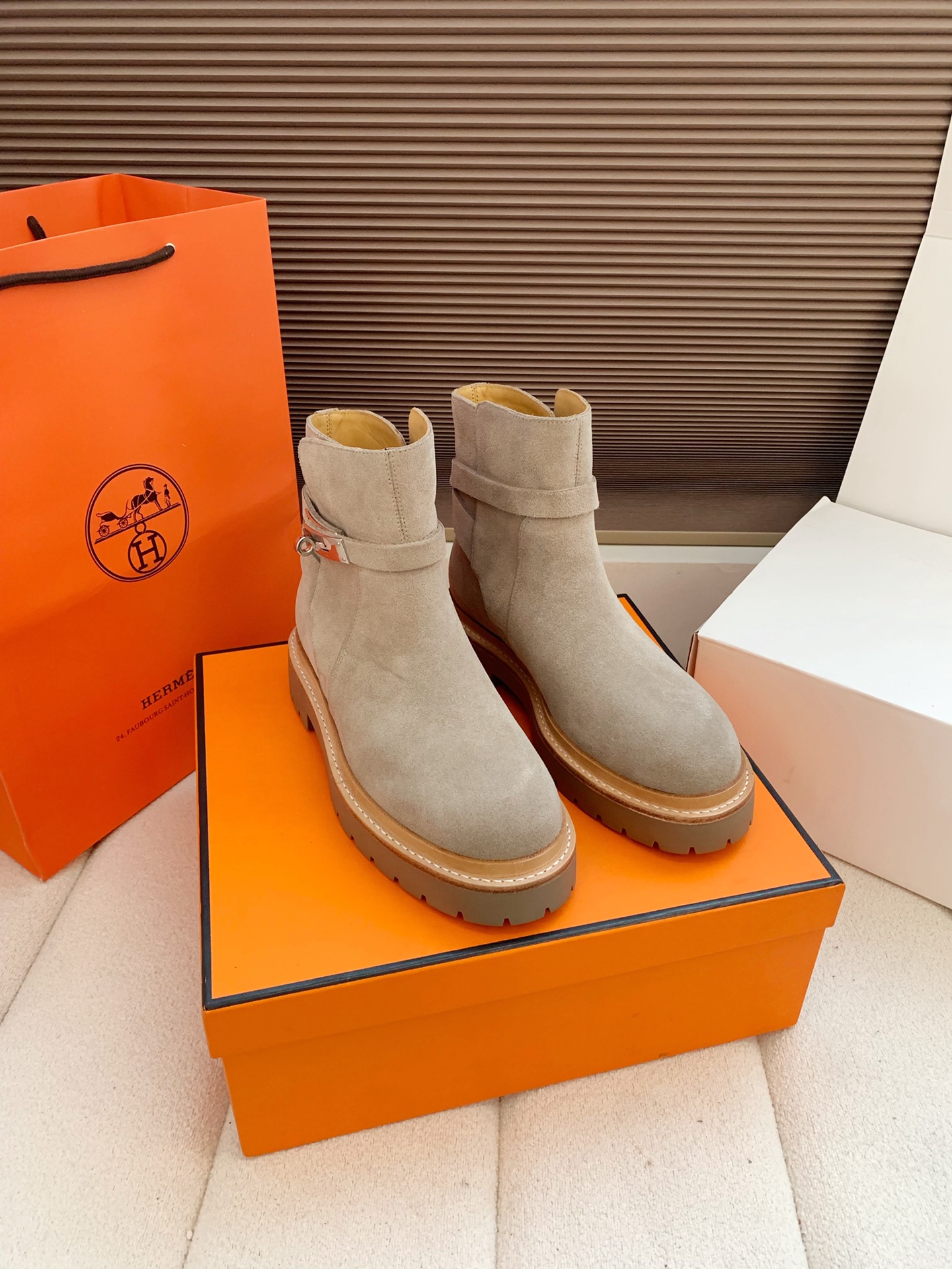 NO:682006,Out, 2026 Hermes new colors, exclusive first customization, the latest H-buckle fur boots, with ultimate craftsmanship, and new autumn and winter colors in the counter. It is definitely a style that you will fall in love with at first sight, various online platform shows, super versatile, classic, simple, easy to wear and comfortable, allowing feet to be very free. The chic and classic H-buckle design has the most taste, nobility and charm. This year’s new color matching is simply not too good-looking. Exclusively imported French suede  Spanish curly lamb wool, 316 pure stainless steel imported from Italy, vacuum electroplated palladium, durable and never fade... Authentic spliced genuine leather outsole with craftsman code included. Handmade by senior pattern maker, perfect wiring. For high quality, please look for the exclusive authentic development, Italian customized last type, classic handmade workshop. Size35-39 (40.41. Customized, non-refundable), snow boots, hermes, hermes, boots, chamois  leather,leather soles19860909出、2026 Hermes爱马仕新色 独家首发定制  最新H扣毛靴,工艺极致,同步专柜秋冬新色上新. 绝对是让你一眼爱上的款,网络平台各种秀,超能百搭,经典,简约,好穿舒适的脚感,让脚非常自由. 别致经典的的H扣设计,最具品味 高贵 魅力 ,今年新出的配色简直不要太好看. 独家进口法国麂皮 西班牙卷羊羔毛 意大利纯进口316纯精钢,真空电镀钯金,耐用永不掉色... 对版正品拼接真皮大底 内附工匠码 高级版师纯手工制作,走线极致完美 高品质请认准独家正品开发,意大利订制楦型,经典手工坊. Size35—39（40.41.定做不退换）,雪地靴,hermes,hermes,boots,chamois leather,Leather soles,Women's Shoes