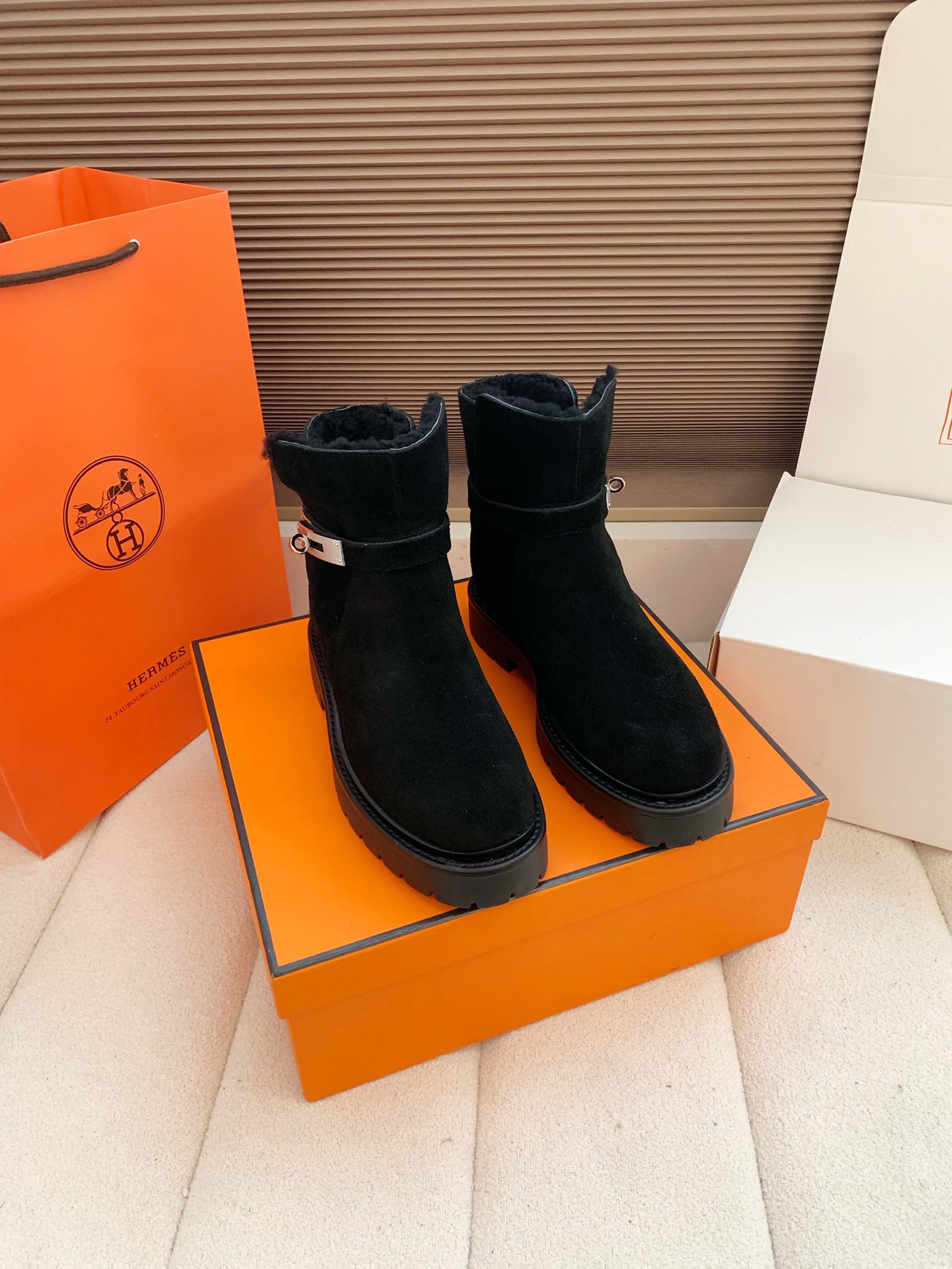 NO:681974,Out, 2026 Hermes new colors, exclusive first customization, the latest H-buckle fur boots, with ultimate craftsmanship, and new autumn and winter colors in the counter. It is definitely a style that you will fall in love with at first sight, various online platform shows, super versatile, classic, simple, easy to wear and comfortable, allowing feet to be very free. The chic and classic H-buckle design has the most taste, nobility and charm. This year’s new color matching is simply not too good-looking. Exclusively imported French suede  Spanish curly lamb wool, 316 pure stainless steel imported from Italy, vacuum electroplated palladium, durable and never fade... Authentic genuine leather outsole with craftsman's code included. Handmade by senior pattern maker, perfect wiring. For high quality, please look for the exclusive authentic development, Italian customized last type, classic handmade workshop. Size35-39 (40.41. Customized, non-refundable), split-toe shoes, hermes, hermes, boots, chamois  leather,leather soles19860909出、2026 Hermes爱马仕新色 独家首发定制  最新H扣毛靴,工艺极致,同步专柜秋冬新色上新. 绝对是让你一眼爱上的款,网络平台各种秀,超能百搭,经典,简约,好穿舒适的脚感,让脚非常自由. 别致经典的的H扣设计,最具品味 高贵 魅力 ,今年新出的配色简直不要太好看. 独家进口法国麂皮 西班牙卷羊羔毛 意大利纯进口316纯精钢,真空电镀钯金,耐用永不掉色... 对版正品拼接真皮大底 内附工匠码 高级版师纯手工制作,走线极致完美 高品质请认准独家正品开发,意大利订制楦型,经典手工坊. Size35—39（40.41.定做不退换）,分趾鞋,hermes,hermes,boots,chamois leather,Leather soles,Women's Shoes