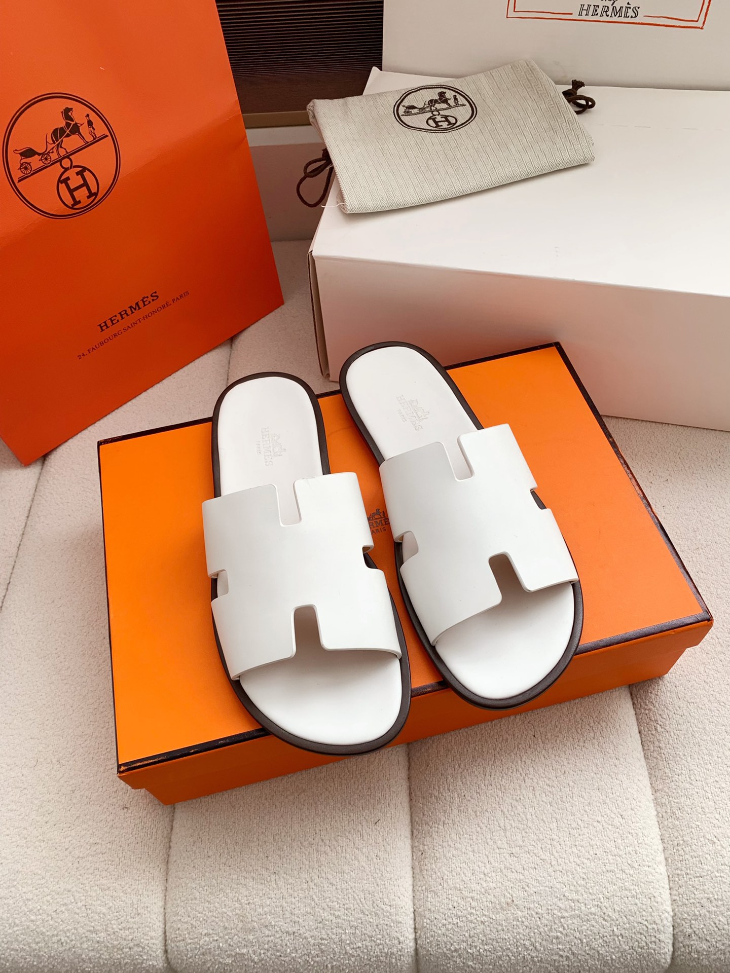 NO:682016,Out, Hermès classic men's slippers, classic men's slippers, H layout contrasting color design. The upper foot is white and the flesh is hidden, extremely comfortable and handsome!  Bright tones with contrasting colors are also particularly suitable for summer, whether worn with sports shorts or suit shorts. High-end customized products, handmade by pattern masters. The highest version in the industry, feel free to PK the original version. The fabric is made of Italian imported leather, with a great texture, water-dyed cowhide for the lining, and A-grade genuine leather sole imported from Italy. A full set of matching steel molds, perfectly matching authentic logos, exclusive authentic matching fonts, and each pair of products is embossed with a counter craftsman code.  Size: 39-45 (45 can be customized, non-refundable and non-exchangeable), slippers, hermes, slippers, shorts, business suit, cowhide19860909出、Hermès 经典男仕拖鞋  万年经典男士拖鞋,H版面撞色设计.上脚显白藏肉,无比舒适帅气！亮色调的搭配撞色,也特别适合夏天,无论是配运动短裤或是西装短裤都不违和 高端定制级产品,版师级手工制作. 行业最高版本,随意PK原版. 面料采用意大利进口皮,质感超赞,内里垫脚水染牛皮,意大利进口A级真皮底 全套对版钢模,完美对版正品logo,独家对版正品字体,每一对产品都压有专柜工匠码 Size:39-45（45可定制,不退不换）,拖鞋,hermes,slippers,shorts,business suit,cowhide,Women's Shoes
