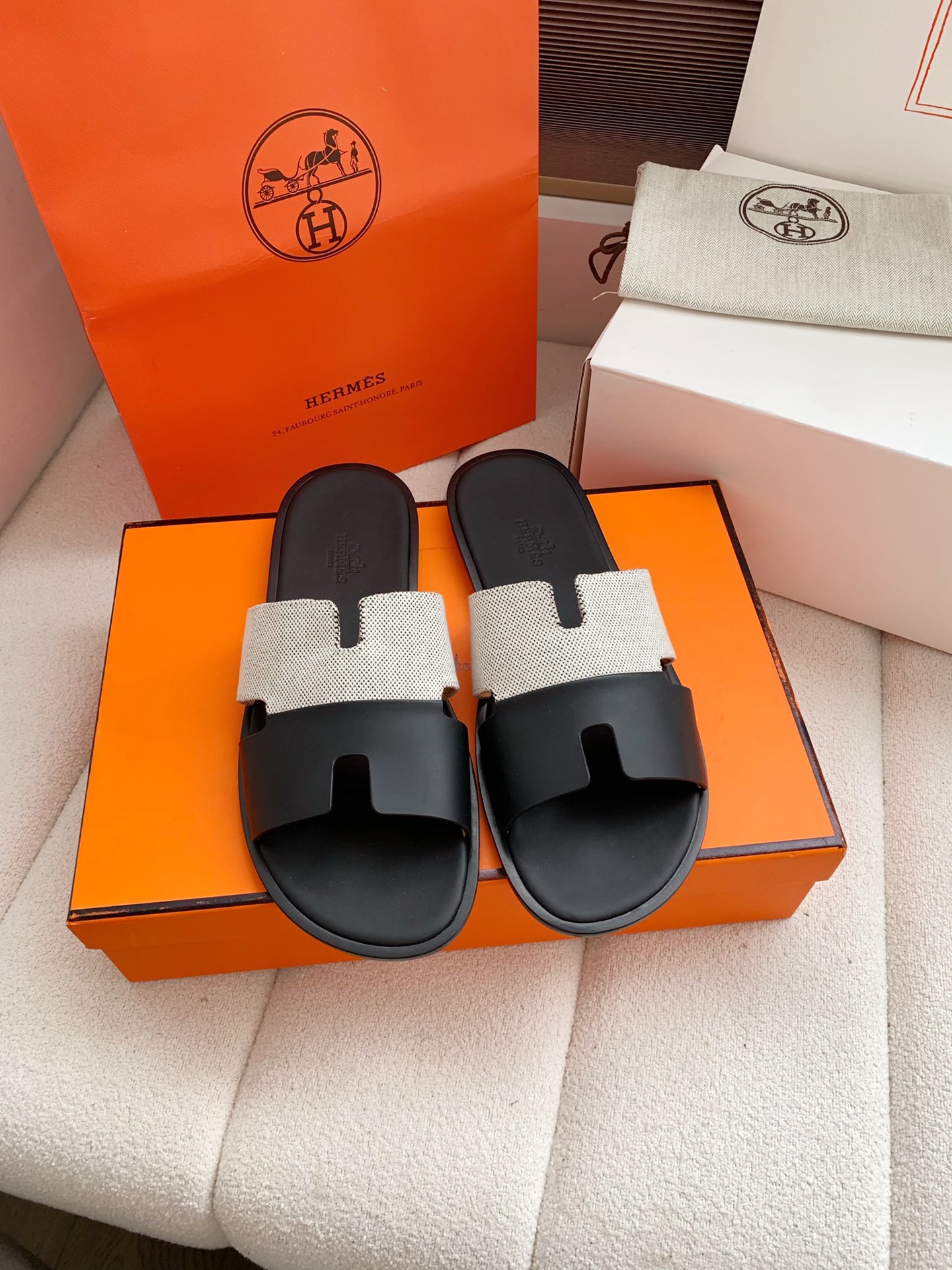 NO:692679,, Hermès classic men's slippers, classic men's slippers, H layout contrasting color design. The upper feet are white and the flesh is hidden, extremely comfortable and handsome!  Bright tones with contrasting colors are also particularly suitable for summer, whether worn with sports shorts or suit shorts. High-end customized products, handmade by pattern masters. The highest version in the industry, feel free to PK the original version. The fabric is made of Italian imported leather, with a great texture, water-dyed cowhide for the lining, and A-grade genuine leather sole imported from Italy. A full set of matching steel molds, perfectly matching authentic logos, exclusive authentic matching fonts, and each pair of products is embossed with a counter craftsman code.  Size: 39-45 (45 can be customized, non-refundable and non-exchangeable), slippers, hermes, slippers, shorts, business suit, cowhide19860909、 Hermès 经典男仕拖鞋  万年经典男士拖鞋,H版面撞色设计.上脚显白藏肉,无比舒适帅气！亮色调的搭配撞色,也特别适合夏天,无论是配运动短裤或是西装短裤都不违和 高端定制级产品,版师级手工制作. 行业最高版本,随意PK原版. 面料采用意大利进口皮,质感超赞,内里垫脚水染牛皮,意大利进口A级真皮底 全套对版钢模,完美对版正品logo,独家对版正品字体,每一对产品都压有专柜工匠码 Size:39-45（45可定制,不退不换）,拖鞋,hermes,slippers,shorts,business suit,cowhide,Women's Shoes