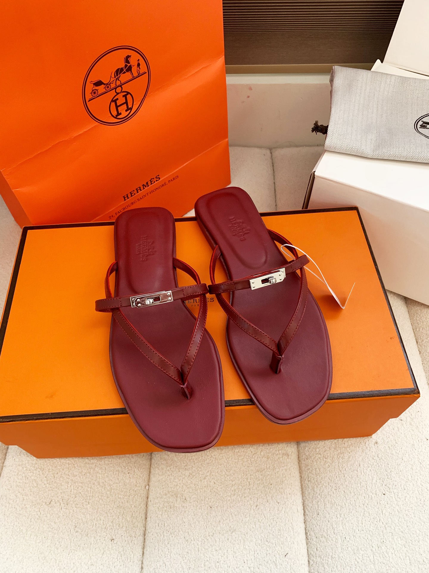 NO:681980,Out, (airplane box 10) Hermès new Giulia slippers, original custom fabrics, authentic and consistent craftsmanship, completely handmade, this flat-soled kelly buckle sandal, this year's new counter design is simple and smooth, soft and stylish, the body is slim and slender, and the upper feet are slim and white. Made with new technology, focusing on hand-sewn French wax thread  Imported cow suede fabric, 316 stainless steel kelly buckle, Spanish sheepskin lining, authentic craftsman number, imported Italian European original A-grade double-layer leather outsole, leather midsole fits perfectly, and the upper foot comfort is excellent. Private model genuine packaging code number 34-43 (34.40.41.42. Customized, non-returnable), split-toe shoes, hermes, sandals, slippers, sheepskin, chamois leather, Leather  soles19860909出、（飞机盒10）Hermès 新款Giulia拖鞋、原版定制面料 正品一致工艺 全手工制作 这款平底kelly扣凉鞋 今年专柜新款设计简约流畅,柔美有型,形体纤瘦修长,上脚显瘦显白 全新工艺制作 专注全手工缝制法国蜡线 进口牛麂皮面料,316精钢kelly饰扣,西班牙羊皮内里,正品工匠码编号,进口意大利欧洲原A级双层真皮大底,真皮中底完美契合,上脚舒适度极赞 私模正品包装 码数34-43（34.40.41.42.定做不退换）,分趾鞋,hermes,sandals,slippers,sheepskin,chamois leather,Leather soles,Women's Shoes