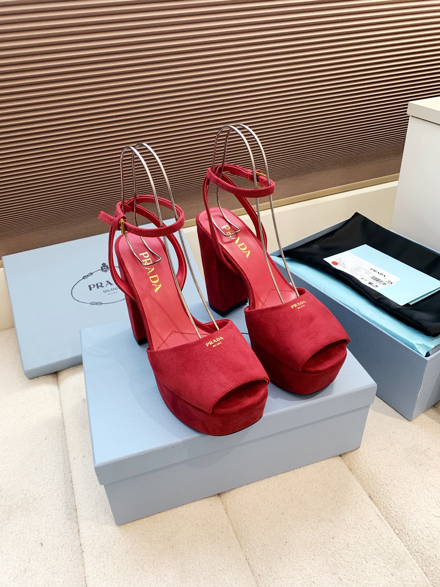 NO:759881,PRADA 2026vs early spring catwalk popular fashion sandals series PRADA spring and summer T stage catwalk show Internet celebrity's same style 'Dream Never Sleeps', Prada can be used on important occasions, the fresh style has a bit of nobility, and it is perfect on the feet. When worn with this shoe, it is elegant and crystal clear. Regardless of the materials of various accessories, they are all customized one to one.  You must be close to the original version. The entire series is full of exciting and unexpected combinations of elements. The expression of different materials and textures of fabrics has a strong artistic atmosphere, allowing you to appreciate the ever-changing styles of Prada girls... Outsole: original customized leather outsole Heel height: 12cm at the heel, 5cm at the front Size 35-39 (40.41.42 customization is non-returnable), high heels and sandals, prada, prada, sandals, high heels, Leather soles19860909PRADA 普拉*达2026vs早春走秀爆款时装凉鞋系列 PRADA春夏T台走秀网红同款＂造梦不夜城＂,Prada能在重要场合上用得上了,小清新风带点贵气的感觉,上脚非常完美,穿搭配上此鞋,优雅大方,晶莹剔透,无论各种配件材质,都是独家一比一定制. 必做到原版零距离,整个系列都充满了令人兴奋和意外的元素结合,不同的材质,肌理的面料的表现,具有极浓的艺术气息,让你领略Prada女孩的百变风格…… 大底:原版定制真皮大底 跟高:后跟12cm,前面5cm Size 35-39(40.41.42定制不退换）,高跟鞋凉鞋,prada,prada,sandals,high heels,Leather soles,Women's Shoes