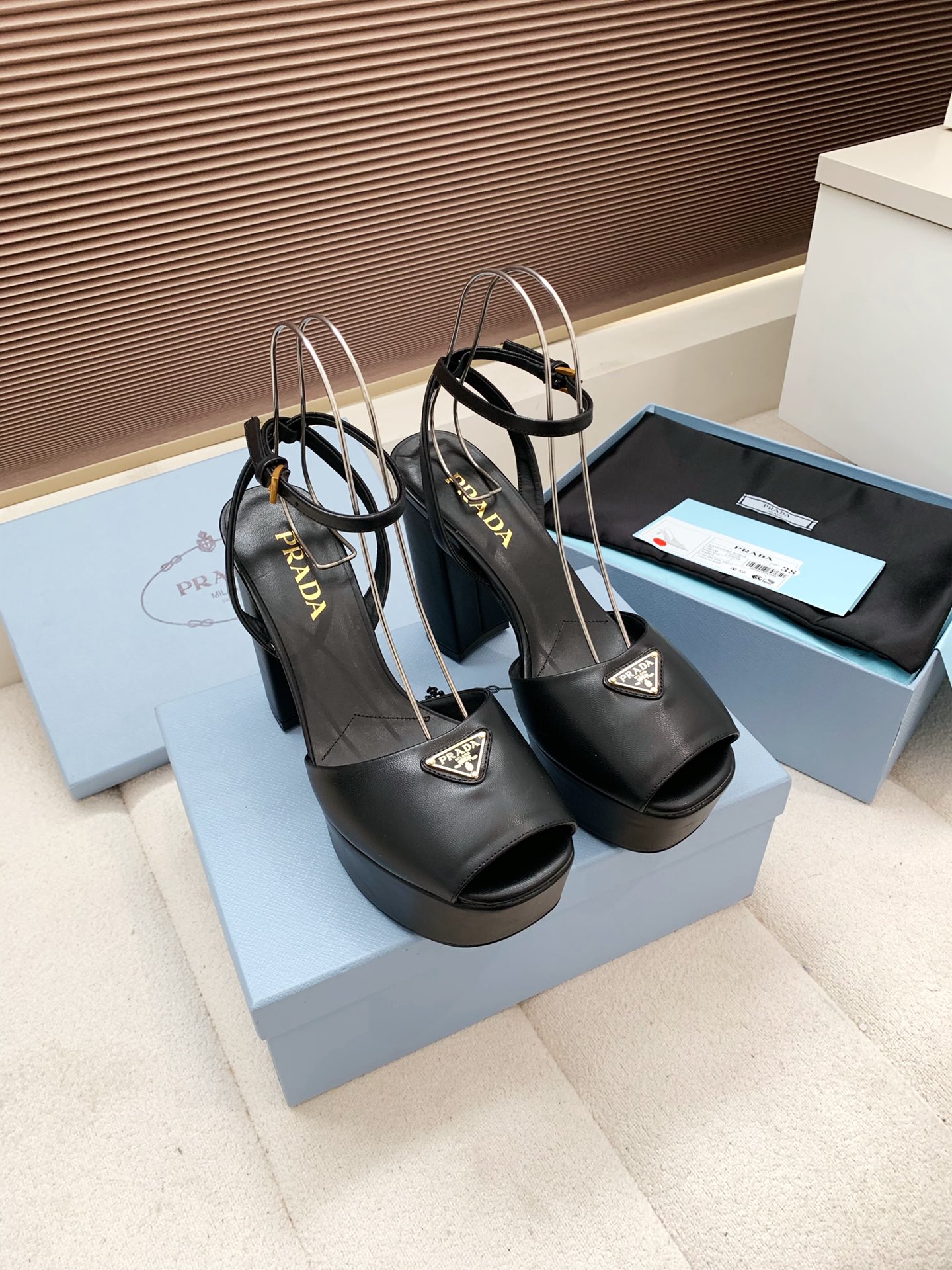 NO:692683,, PRA*D Pra*da 2026 vs early spring catwalk popular fashion sandals series PRADA spring and summer T stage catwalk show Internet celebrity's same style 'Dream Never Sleeps', Prada can be used on important occasions, the fresh style has a bit of nobility, and the foot is perfect. When worn with this shoe, it is elegant and crystal clear. Regardless of the materials of various accessories, they are exclusively customized one to one.  You must be close to the original version. The entire series is full of exciting and unexpected combinations of elements. The expression of different materials and textures of fabrics has a strong artistic atmosphere, allowing you to appreciate the ever-changing styles of Prada girls... Outsole: Original customized leather outsole Heel height: 12cm at the heel, 5cm at the front Size 35-39 (40.41.42 customization is non-refundable), high heels, prada, prada, sandals, high heels, Leather soles19860909、 PRA*D普拉*达2026vs早春走秀爆款时装凉鞋系列 PRADA春夏T台走秀网红同款＂造梦不夜城＂,Prada能在重要场合上用得上了,小清新风带点贵气的感觉,上脚非常完美,穿搭配上此鞋,优雅大方,晶莹剔透,无论各种配件材质,都是独家一比一定制. 必做到原版零距离,整个系列都充满了令人兴奋和意外的元素结合,不同的材质,肌理的面料的表现,具有极浓的艺术气息,让你领略Prada女孩的百变风格…… 大底:原版定制真皮大底 跟高:后跟12cm,前面5cm Size 35-39(40.41.42定制不退换）,高跟鞋,prada,prada,sandals,high heels,Leather soles,Women's Shoes