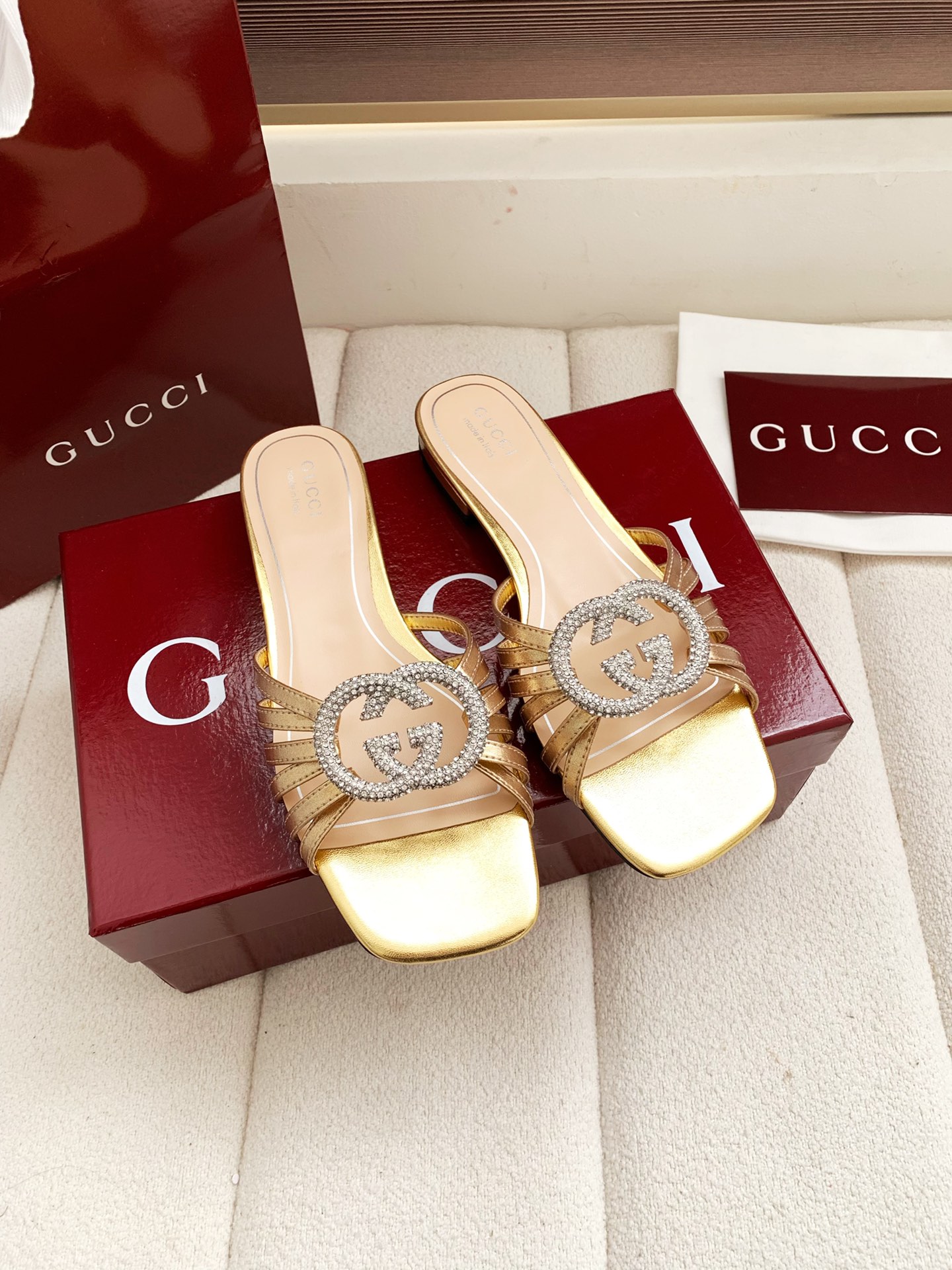 NO:780855,Gucci2026 spring and summer new classic double G diamond buckle pointed toe high-heeled shoes!  Charming flat slippers, the upper is embellished with sparkling crystal details, and the pointed toe design is unique, adding elegance and exquisite beauty to the overall corridor shape. The upper is made of imported patent leather/mixed sheepskin, the lining/foot pad sheepskin, the heel height: 2cm, the Italian imported genuine leather outsole, the size: 35-42 (40 41 42 non-refundable), comes with original packaging, slippers, gucci, slippers, sheepskin, Leather soles19860909Gucci2026春夏新品经典双G钻扣尖头高跟单鞋！魅力平底拖鞋,鞋面缀饰闪耀夺目的水晶细节,尖头设计别具匠心,为整体廊形增添优雅精致美感 鞋面采用进口漆皮/混种羊皮 内里／垫脚羊皮 跟高:2cm 意大利进口真皮大底 码数:35-42（40 41 42 定不退换） 配原版包装,拖鞋,gucci,slippers,sheepskin,Leather soles,Women's Shoes