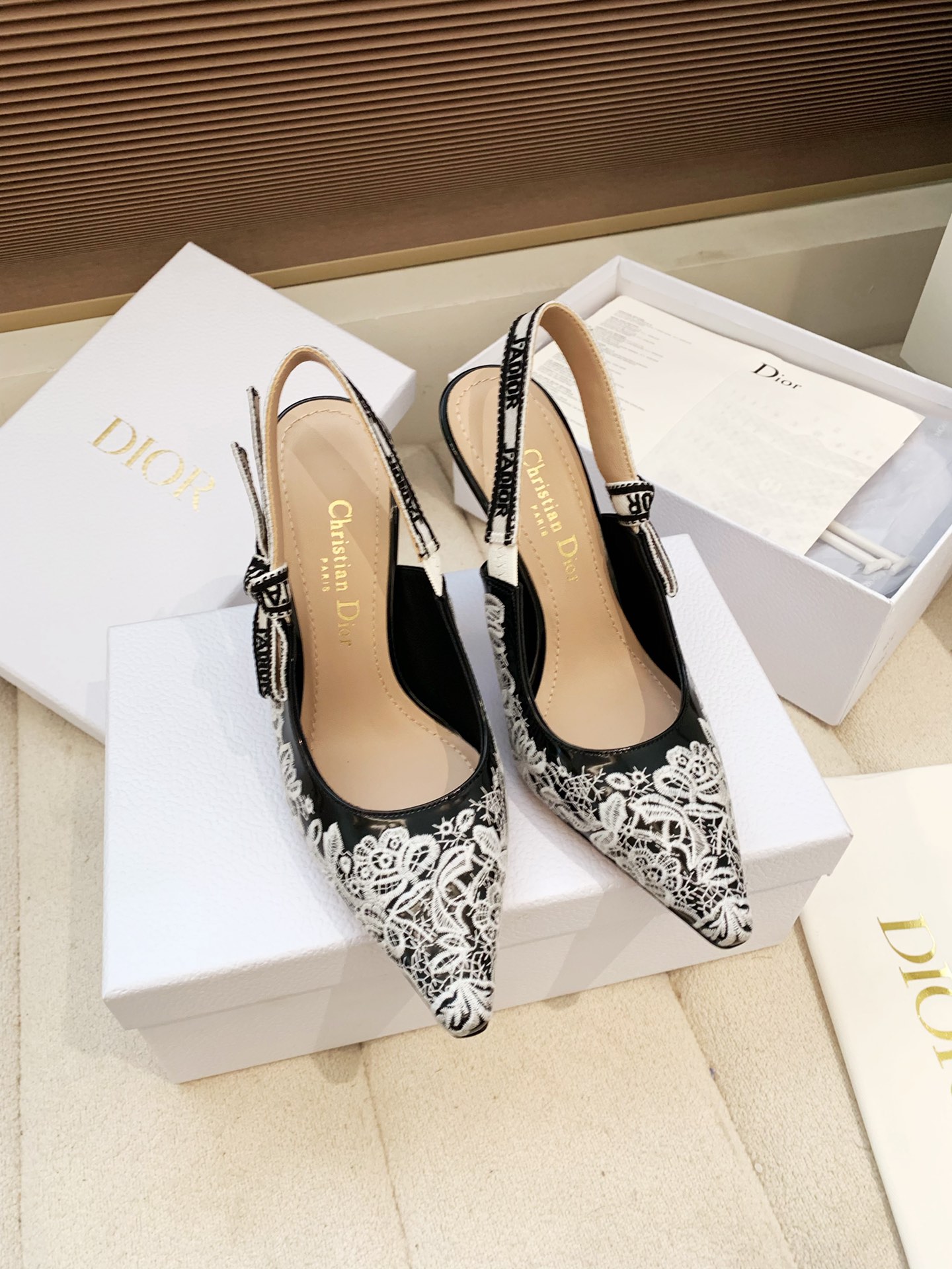 NO:705936,Out J’ADIOR webbing back empty sandals Dior Dior 25 spring and summer latest color Quake Oblique jacquard embroidered letter logo high heel bow color matching women’s shoes The market’s top high-end version Material high temperature water-soluble electric embroidery technology fabric + sheepskin lining + Italian leather outsole  Size standard code 33-44 (flat bottom 1.5cm, medium heel 6.5CM/high heel 9.5CM) (33.34.40.41.42.43.44 customized, non-returnable, non-exchangeable), high heels and sandals, dior, dior, sandals, high heels, sheepskin, Leather soles19860909出 J‘ADIOR织带后空凉鞋 迪奥 Dior 25 春夏最新色Quake Oblique 提花刺绣字母logo高跟蝴蝶结拼色女鞋 市场顶级高端版本 材质高温水溶电绣科技面料+羊皮内里+意大利真皮大底 码数标准码33-44(平底1.5cm中跟6.5CM/高跟9.5CM)(33.34.40.41.42.43.44订做,不退不换）,高跟鞋凉鞋,dior,dior,sandals,high heels,sheepskin,Leather soles,Women's Shoes