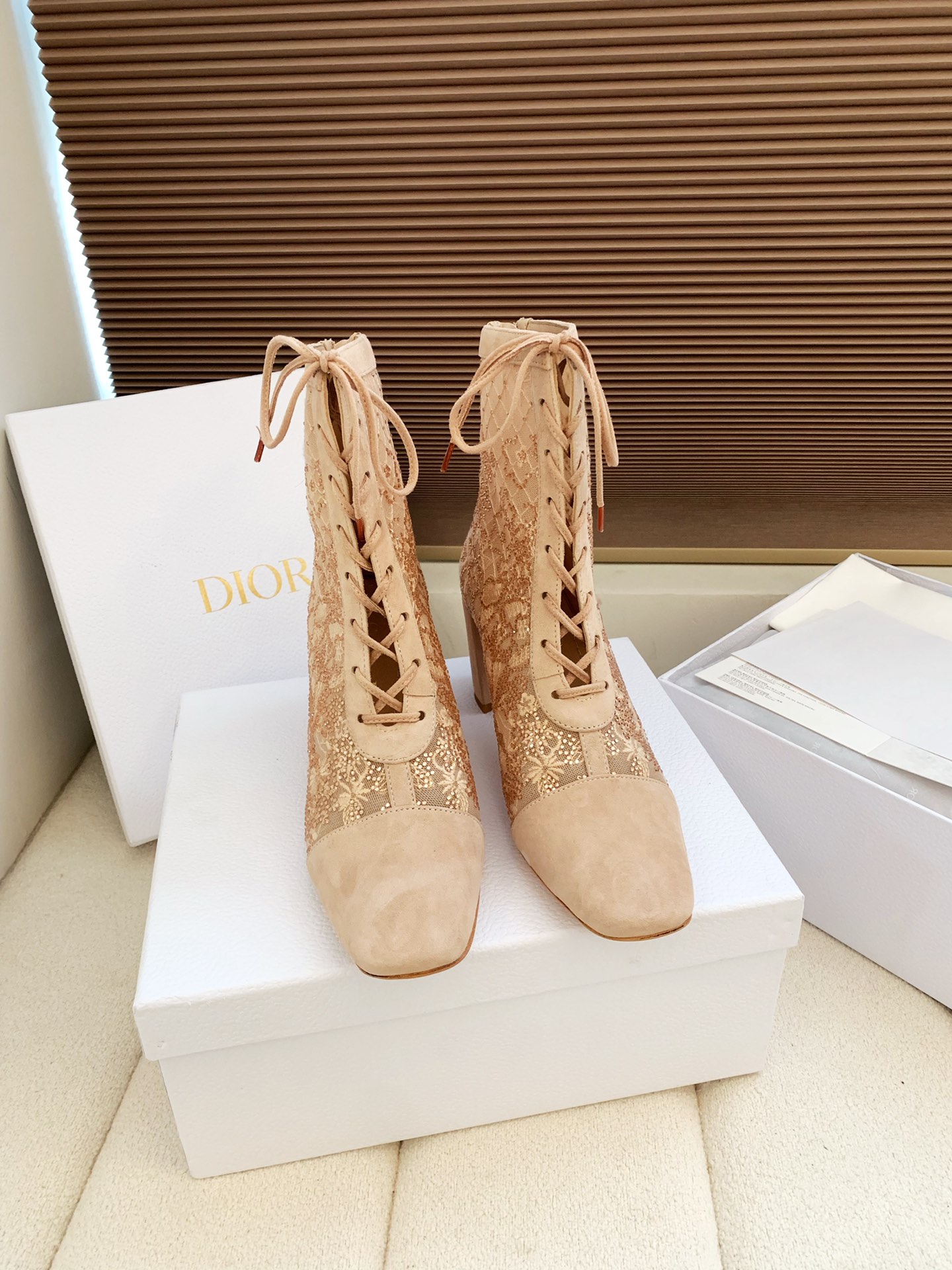 NO:705935,Out of the Dior spring and summer catwalk haute couture series, Naughtily-D diamond-encrusted women's boots, CD letter logo, cannage pattern all-over jacquard embroidery, elegant rhinestone and nude sandals, star-style thick heel, square toe lace-up, tasseled Roman back zipper short boots, the top version on the market. Material upper, imported sheep wolf stitching, high-temperature water-soluble electro-embroidery technology fabric + water-dyed sheepskin lining + Italian leather outsole. Heel height: 7.5cm  Size35-39 standard code (34.40.41.42.43 customized, non-returnable, boots, dior, dior, boots, sheepskin, sheep, Leather soles19860909出 Dior 迪奥春夏走秀高定系列Naughtily-D镶钻女靴 CD字母logo 藤格纹通体提花刺绣优雅水钻及裸凉靴 明星同款粗跟方头系带流苏罗马后拉链短靴 市面顶级版本 材质鞋面进口羊猄拼接高温水溶电绣科技面料+水染羊皮内里+意大利真皮大底 跟高:7.5cm Size35-39标准码（34.40.41.42.43定制不退换,靴子,dior,dior,boots,sheepskin,sheep,Leather soles,Women's Shoes