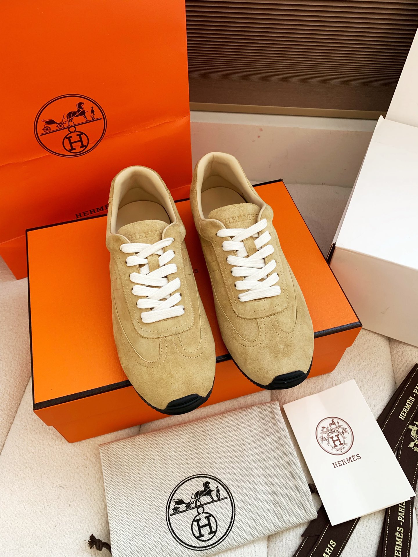 NO:705930,Out, Hermes 26ss new early spring sports shoes, casual shoes, Forrest Gump shoes are quite eye-catching, the elegant splicing elements highlight the good temperament!  The classic version is upgraded with exquisite color matching, adding a casual atmosphere, and exquisite lines, which can better reflect the family-style design language. Interspersed with exquisite lines, it perfectly fits the foot shape, naturally outlines the fashionable outline, achieves a visual impact, and fully interprets a different sports style!  The fabric is made of original imported cowhide/cow suede lining, foot pads, sheepskin soles, original custom-made anti-slip rubber outsole, size 35-39 (40. Customized, non-refundable), casual shoes/sports shoes, sandals, hermes, hermes, sandals, sneakers, cowhide, sheepskin19860909出、Hermes 爱马仕 26ss早春新款 运动鞋 休闲鞋 阿甘鞋 相当惹眼,雅致的拼接元素,凸显不俗的气质！ 经典版型升级 精致配色,增添休闲的气息,精致的线条,无形之中能够更好体现出家族式的设计语言,穿插精致的线条 完美契合脚型,自然的勾勒出时尚的轮廓,达到视觉上的冲击效果,充分演绎不一样的运动风格！ 面料采用原版进口牛皮/牛反绒内里垫脚羊皮鞋底原版定制防滑橡胶大底 码数35-39（40.定做不退换）,休闲鞋/运动鞋凉鞋,hermes,hermes,sandals,sneakers,cowhide,sheepskin,Women's Shoes