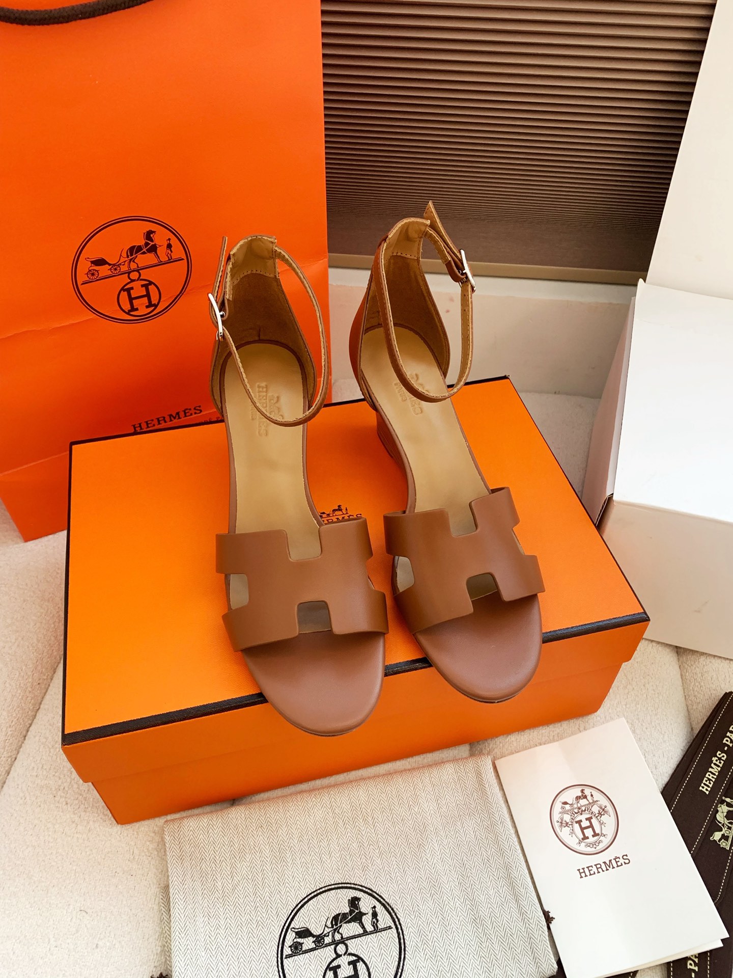 NO:759896,, Peak enamel is made by pure handicrafts, the pinnacle of the supreme purchase-level Hermes. High-end customization, exclusive products, the highest version in the industry. Genuine mold opening and customization. Hand-sewn. Fitting technology. Exclusive correct fonts. Italian imported suede cut uppers, hot-hot rhinestone diamonds. Italian workshops imported European origin A-grade leather soles. Inner: foot pads, purely imported Italian hybrids, environmentally friendly goatskin. Heel height: 7.5cm. Original box private mold packaging.  size: 35-42 (40. 41.42) custom-made - non-returnable, sandals, hermes, sandals, sheepskin, chamois leather19860909、巅峰珐琅纯手工艺制作,至尊代购级Hermes巅峰之作 高端订制,独家产品 ,行业最高版本 正品开模定制 手工缝制 贴合工艺 独家对版品正字体 意大利进口麂皮裁断鞋面,点烫莱茵石碎钻 意大利工坊进口欧洲原产A级皮底 内里:垫脚纯进口意大利混种 环保山羊皮 跟高: 7.5cm 原盒私模包装 size: 35-42（40. 41.42）定做-不退换,凉鞋,hermes,sandals,sheepskin,chamois leather,Women's Shoes