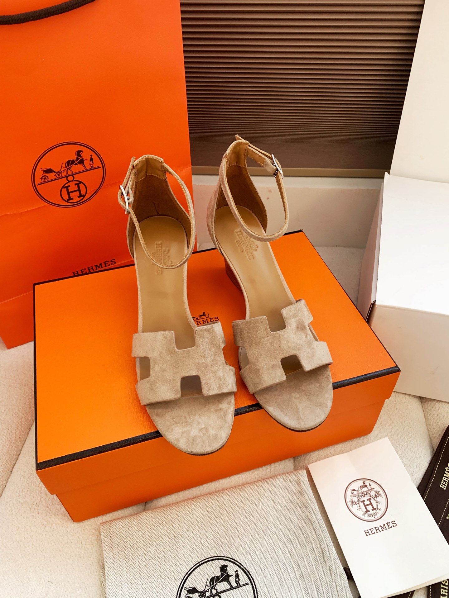 NO:705928,Exquisite and peak enamel is made by pure handicrafts, the pinnacle of the supreme Hermes purchasing agent. High-end customization, exclusive products, the highest version in the industry. Authentic mold opening and customization. Hand-sewing. Fitting technology. Exclusive correct version. Italian imported suede cut uppers, spot-hot rhinestone crushed diamonds. Italian workshop imported European origin A-grade leather soles. Inner: foot pads, purely imported Italian hybrids, environmentally friendly goatskin. Heel height: 7.5cm. Original box private mold packaging.  Size: 35-42 (40. 41.42) Customized-no return or exchange, high heels and sandals, hermes, sandals, high heels, sheepskin, chamois leather19860909出、巅峰珐琅纯手工艺制作,至尊代购级Hermes巅峰之作 高端订制,独家产品 ,行业最高版本 正品开模定制 手工缝制 贴合工艺 独家对版品正字体 意大利进口麂皮裁断鞋面,点烫莱茵石碎钻 意大利工坊进口欧洲原产A级皮底 内里:垫脚纯进口意大利混种 环保山羊皮 跟高: 7.5cm 原盒私模包装 size: 35-42（40. 41.42）定做-不退换,高跟鞋凉鞋,hermes,sandals,high heels,sheepskin,chamois leather,Women's Shoes