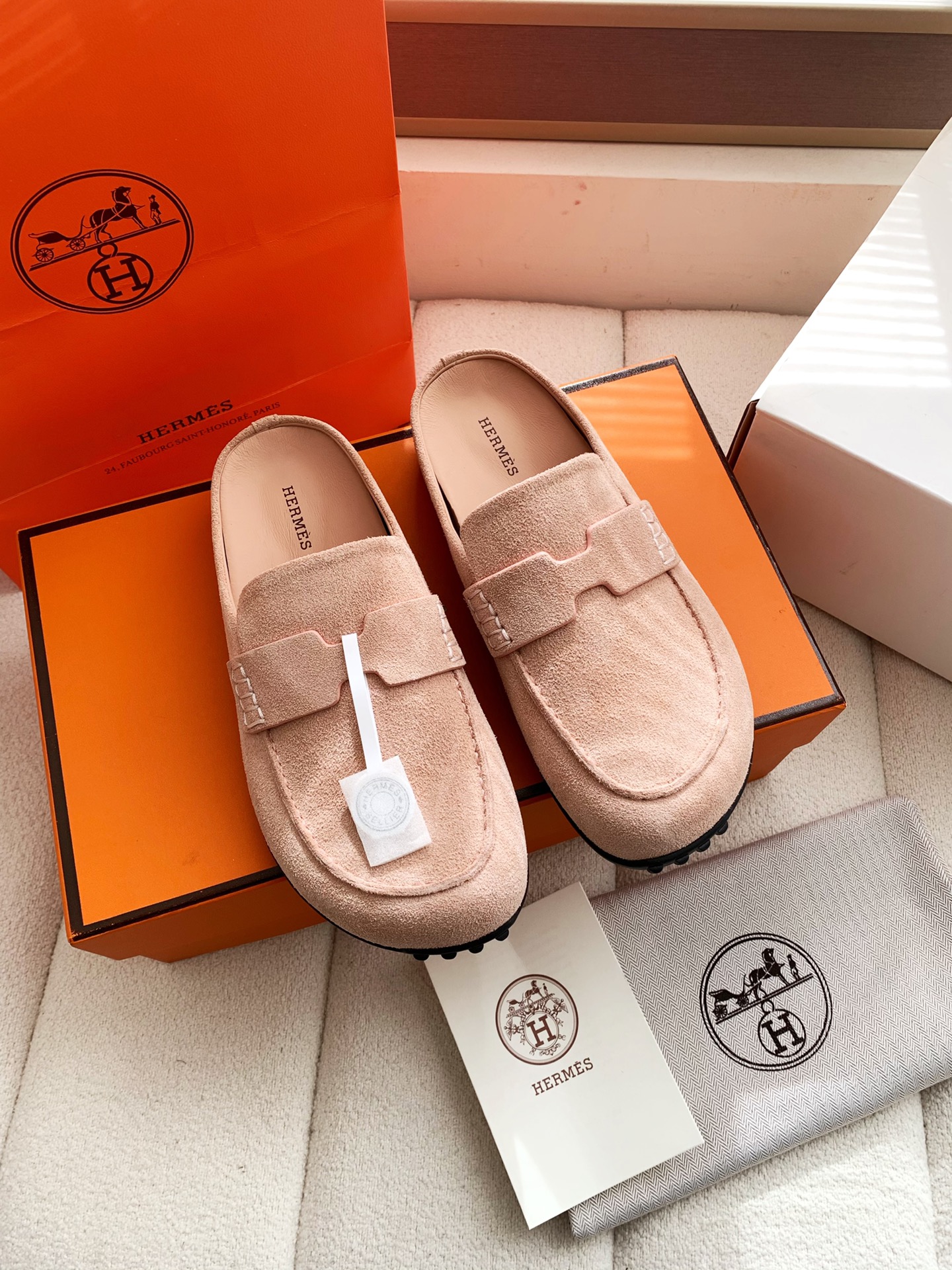 NO:705926,Women's style, men's style, men's style comes out later, H family chypre sandals, thick-toed flip flops, the color is so cute, hard to buy, very comfortable on the feet, they look great whether worn with skirts, pants, socks, or casual pants. The trend of tight-toed flip flops is going to lead the fashion industry again. Fashion is a reincarnation. This summer will definitely be its world. They are comfortable, stylish and fashionable. They will become a timeless item and a classic and timeless hit.  The best version on the market, the materials used are absolutely unambiguous!  TPU abrasive outsole, mixed sheepskin fully covered feet, craftsman code correctly printed on the cowhide lining, genuine material SW cowhide/EP cowhide/imported suede, outshines the pioneering version, there is no harm without comparison!  size women's 35-41 (35, 40, 41 sizes customized) men's 39-46 (45, customized), half drag, stuart weitzman, sandals, skirts, cowhide, sheepskin, chamois leather, socks19860909女款、男款、男款后出、H家 chypre凉鞋,密头拖配色萌到爆,巨难买,脚感巨舒服的,不管搭裙子,裤子,还是袜子,还是休闲裤都巨巨好看,密头拖这个风又要引领时尚界了,流行就是一个轮回,这个夏天必是它的天下,上脚舒适又A又时尚,将成为永远不过时的单品,又成一个经典永恒爆款 市面上最好的版本,用料选材绝不含糊！TPU磨具大底,混种羊皮全包垫脚,牛皮内里正确打印工匠码,正版材质SW牛皮/EP牛皮/进口麂皮,甩出先行版本几条街,没有对比就没有伤害！ size 女款35–41（35,40,41码定做）  男款39-46（45、定做）,半拖,stuart weitzman,sandals,skirts,cowhide,sheepskin,chamois leather,socks,Women's Shoes