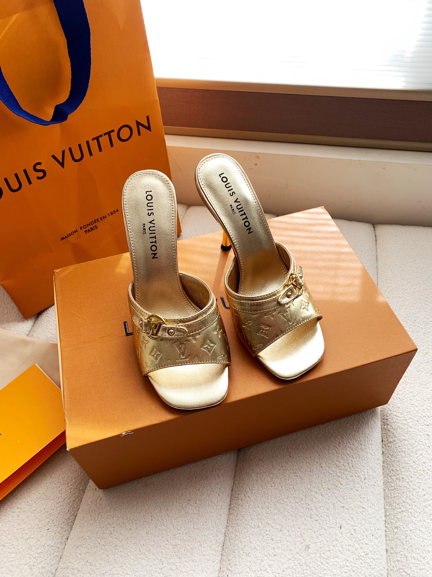 NO:705923,LV ss26 new arrival~ L’s spring and summer single cat heels. The brown leather with denim color is so brilliant!  The perfect little kitten heel, high-end, classic, sexy and comfortable, full of all the must-have items that summer shoes can give you!  Material: cowhide Lining: full sheepskin for foot pads Outsole: original outsole High heels 5.5cm, 10.5cm Shoe size: 35-41 (40.41. Customized, non-returnable), high heels and slippers, louis vuitton, louis vuitton, high heels, slippers, cowhide, sheepskin19860909出 LV ss26new arrival～ L家春夏单猫跟拖 单宁色搭配的棕色皮质,也太出彩了！ 刚刚好的绝美小猫跟,高级经典性感舒适, 拉满了夏日美鞋能给的满分搭配必备单品！ 材料:牛皮 内里:垫脚全羊皮 大底:原版大底 高跟5.5cm、10.5cm 鞋码: 35-41(40.41.定做不退换),高跟鞋拖鞋,louis vuitton,louis vuitton,high heels,slippers,cowhide,sheepskin,Women's Shoes