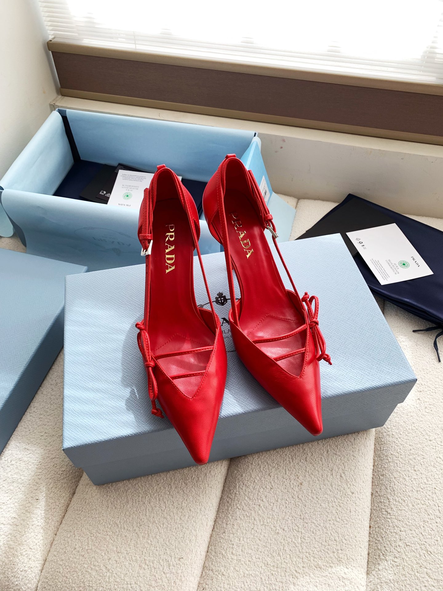 NO:705921,Out, prada 26c new arrival ~ High-heeled shoes Prada pointed-toe high-heeled shoes are made of high-quality calfskin, with a delicate glossy upper and perfect texture. The pointed-toe + thin ribbon bow design is elegant and refined, elongating the leg line while taking into account comfort. There is a Prada logo on the inside of the shoe, which is full of brand feeling. It can be easily worn with a skirt or a suit, and is suitable for commuting and formal occasions. It is a practical and fashionable must-have item! The high heel is 7.5cm.  size: 35-41 (40.41 customized, non-refundable), high heels and sandals, prada, sandals, high heels, skirts, business suit, cowhide19860909出、prada 26c new arrival～高跟单鞋 Prada尖头高跟鞋,选用优质小牛皮,鞋面光泽细腻,质感满分.尖头+细带蝴蝶结设计,优雅又精致,拉长腿部线条同时兼顾舒适.鞋内侧有Prada标志,品牌感十足.无论搭配裙装还是西装,都能轻松驾驭,通勤,正式场合都很适合,是实用又时髦的必备单品! 高跟7.5cm size:35-41（40.41订做不退换）,高跟鞋凉鞋,prada,sandals,high heels,skirts,business suit,cowhide,Women's Shoes