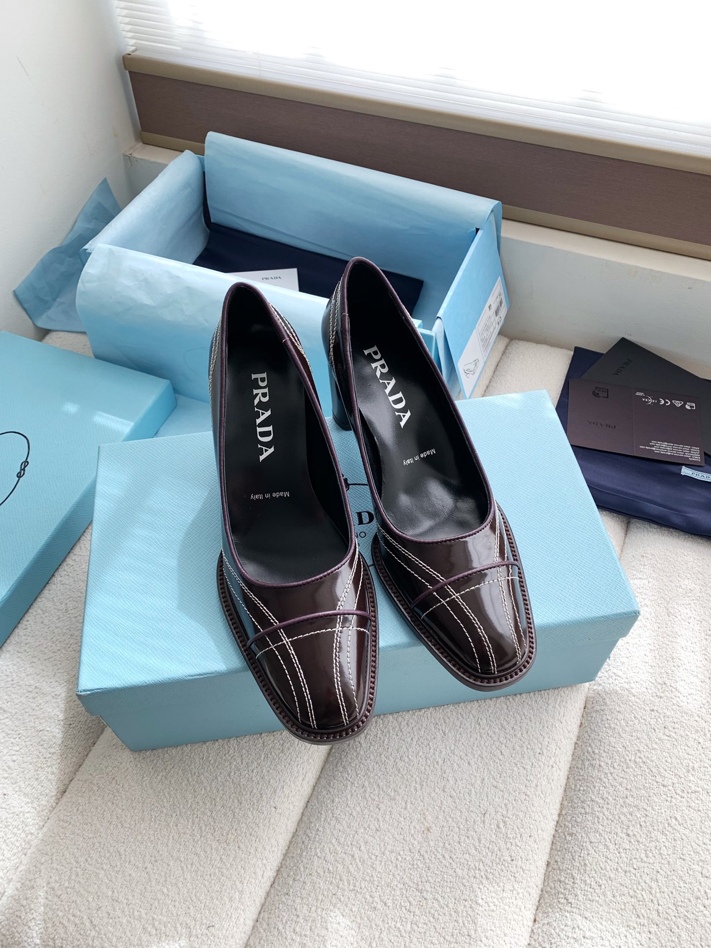 NO:759875,prada 26c new arrival～High-heeled shoes Prada pointed-toe high-heeled shoes are made of high-quality calfskin. The upper is glossy and full of texture. The pointed-toe + thin ribbon bow design is elegant and refined, elongating the leg line while taking into account comfort. There is a Prada logo on the inside of the shoe, which is full of brand feeling. It can be easily worn with a skirt or a suit. It is suitable for commuting and formal occasions. It is a practical and fashionable must-have item! Heels 8cm  size: 35-41 (40.41 customized, non-refundable), high heels and sandals, prada, sandals, high heels, skirts, business suit, cowhide19860909prada 26c new arrival～高跟单鞋 Prada尖头高跟鞋,选用优质小牛皮,鞋面光泽细腻,质感满分.尖头+细带蝴蝶结设计,优雅又精致,拉长腿部线条同时兼顾舒适.鞋内侧有Prada标志,品牌感十足.无论搭配裙装还是西装,都能轻松驾驭,通勤,正式场合都很适合,是实用又时髦的必备单品! 高跟8cm size:35-41（40.41订做不退换）,高跟鞋凉鞋,prada,sandals,high heels,skirts,business suit,cowhide,Women's Shoes